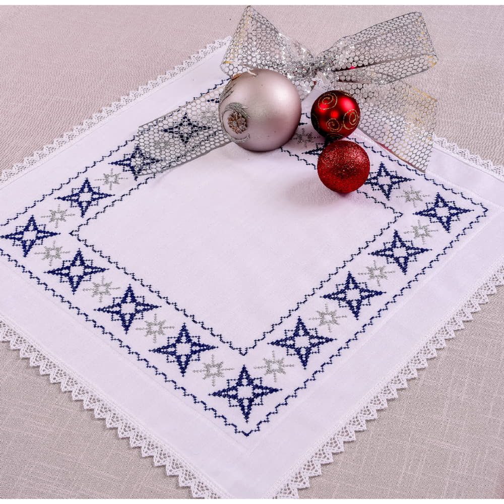 Hofer Kreativset Bestickbare Mitteldecke mit Spitze & Aida-Feld (50x50 cm) – Weiß, (embroidery kit by Marussia)