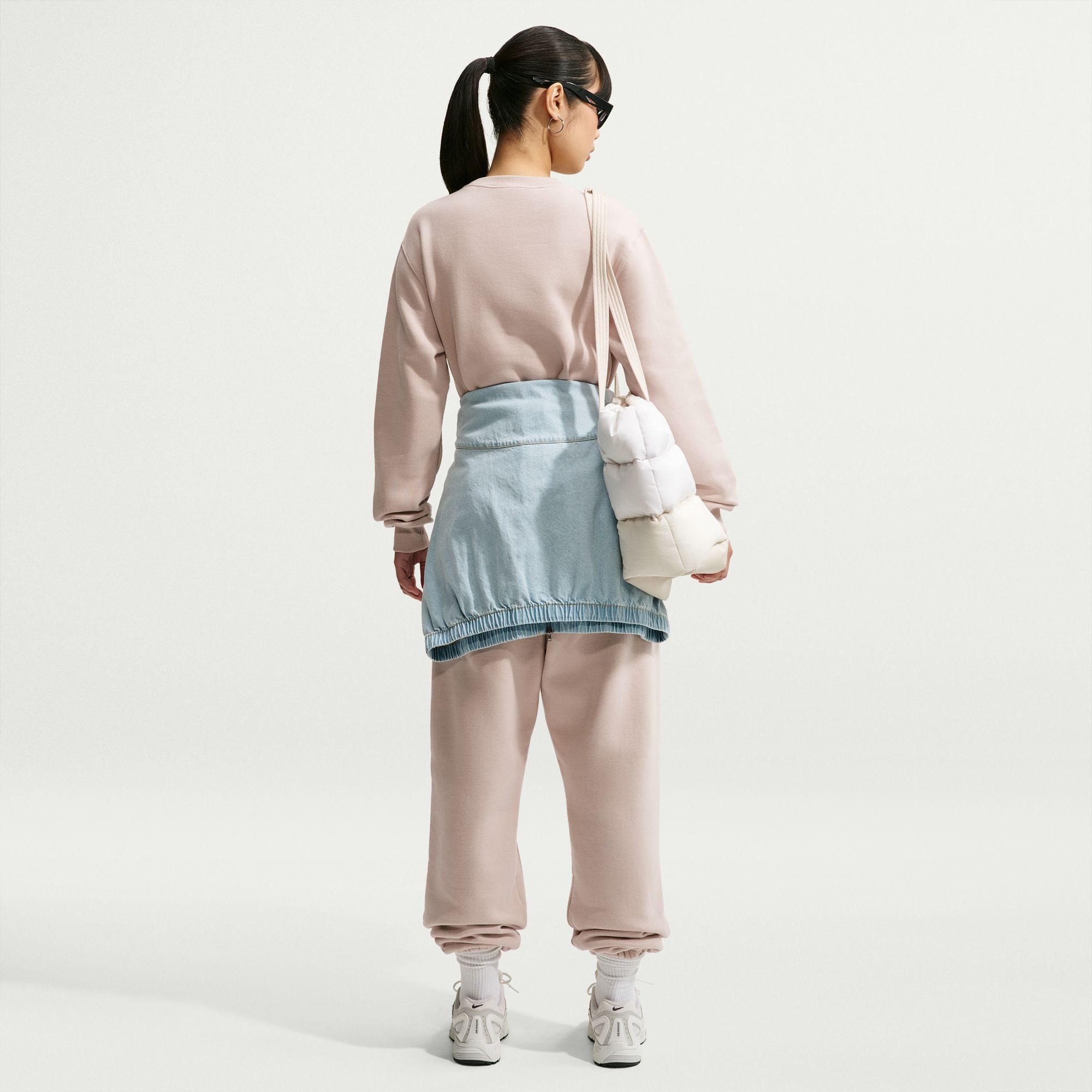 Nike Sportswear Sweatshirt W NK STDO FLC MW STD CREW mit Rundhalsausschnitt, in normaler Länge – Bild 5 von 5