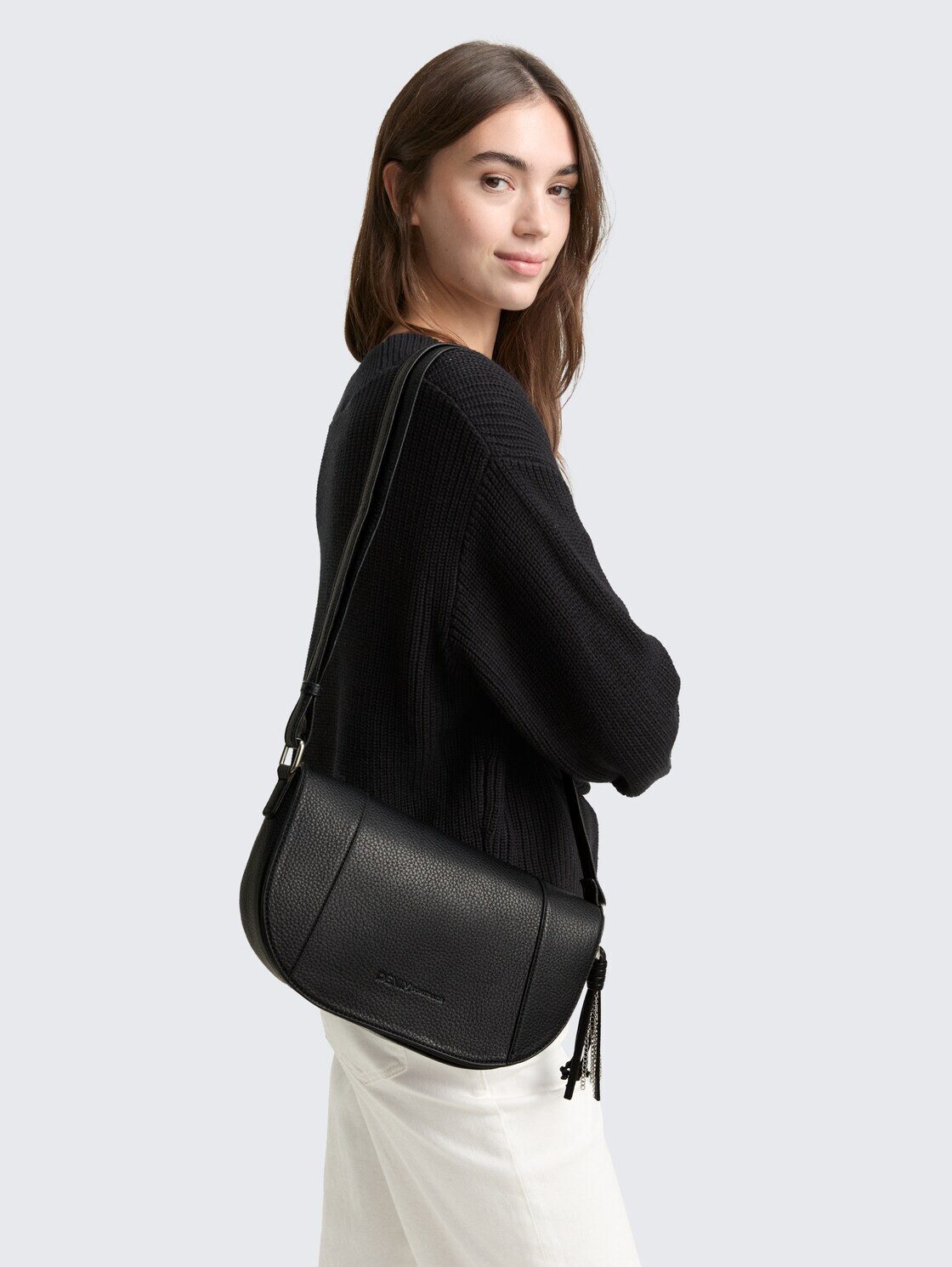 TOM TAILOR Denim Umhängetasche Bags, TTPRIYA M Umhängetasche mit dekorativem Anhänger