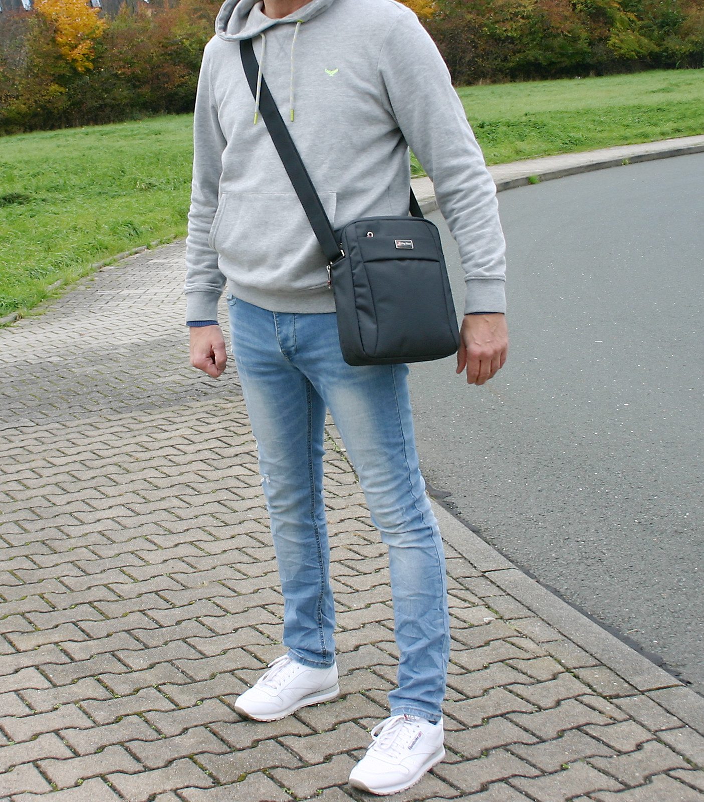 BAG STREET INTERNATIONAL Schultertasche - Messenger Bag mit Tabletfach - Umhängetasche Nylon Schwarz, Leicht