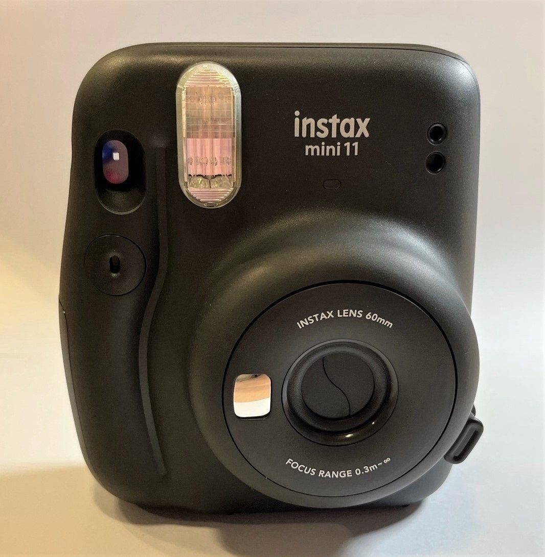 FUJIFILM 11 Mini Instax mit Sofortbildkamera Film Charcoal-Gray Aufnahmen inklusive 10