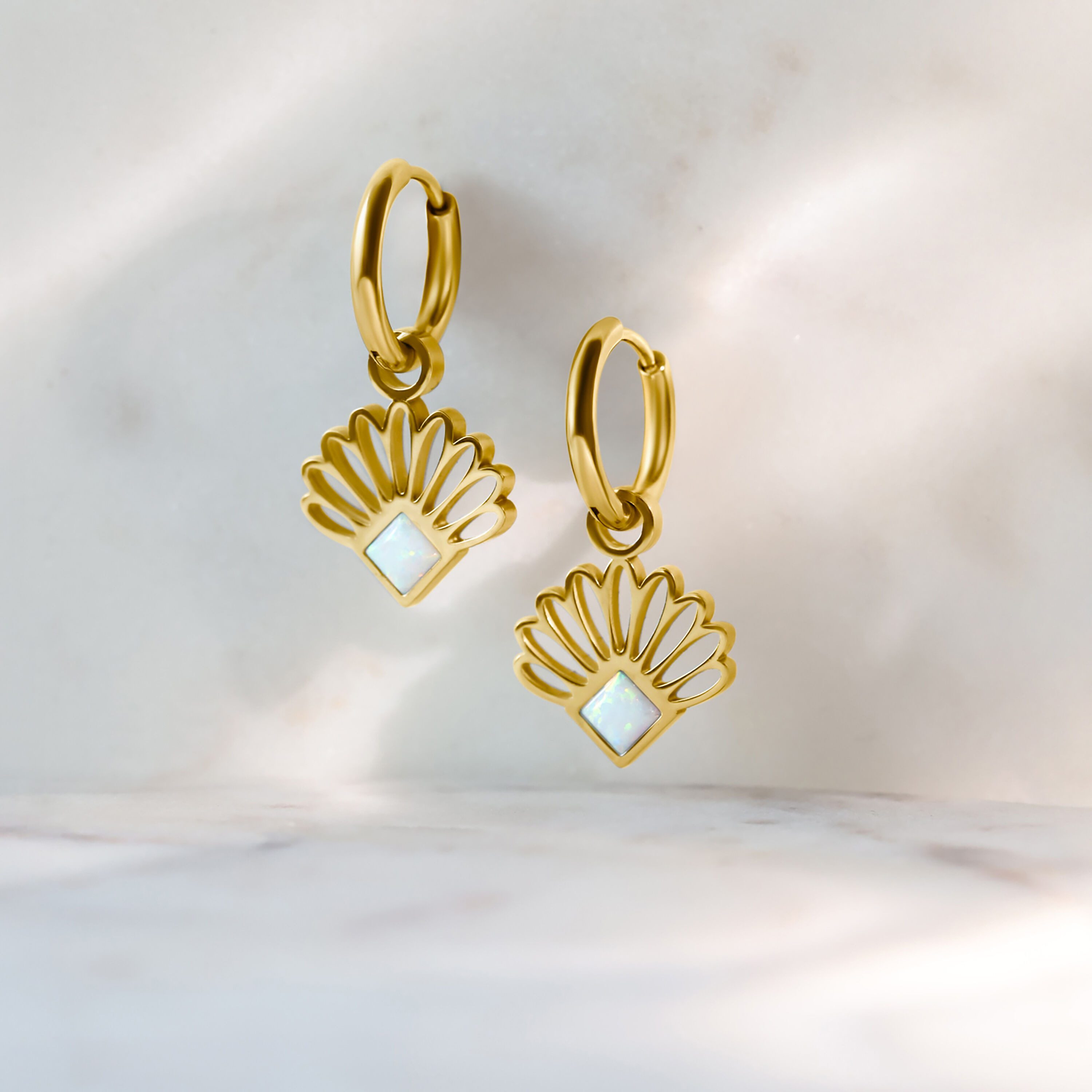 Wildcat Paar Ohrhänger Synthetic Opal Fan Hoops (Pair) - Gold, Chirurgenstahl 316L - wasserfest, langlebig, hautverträglich