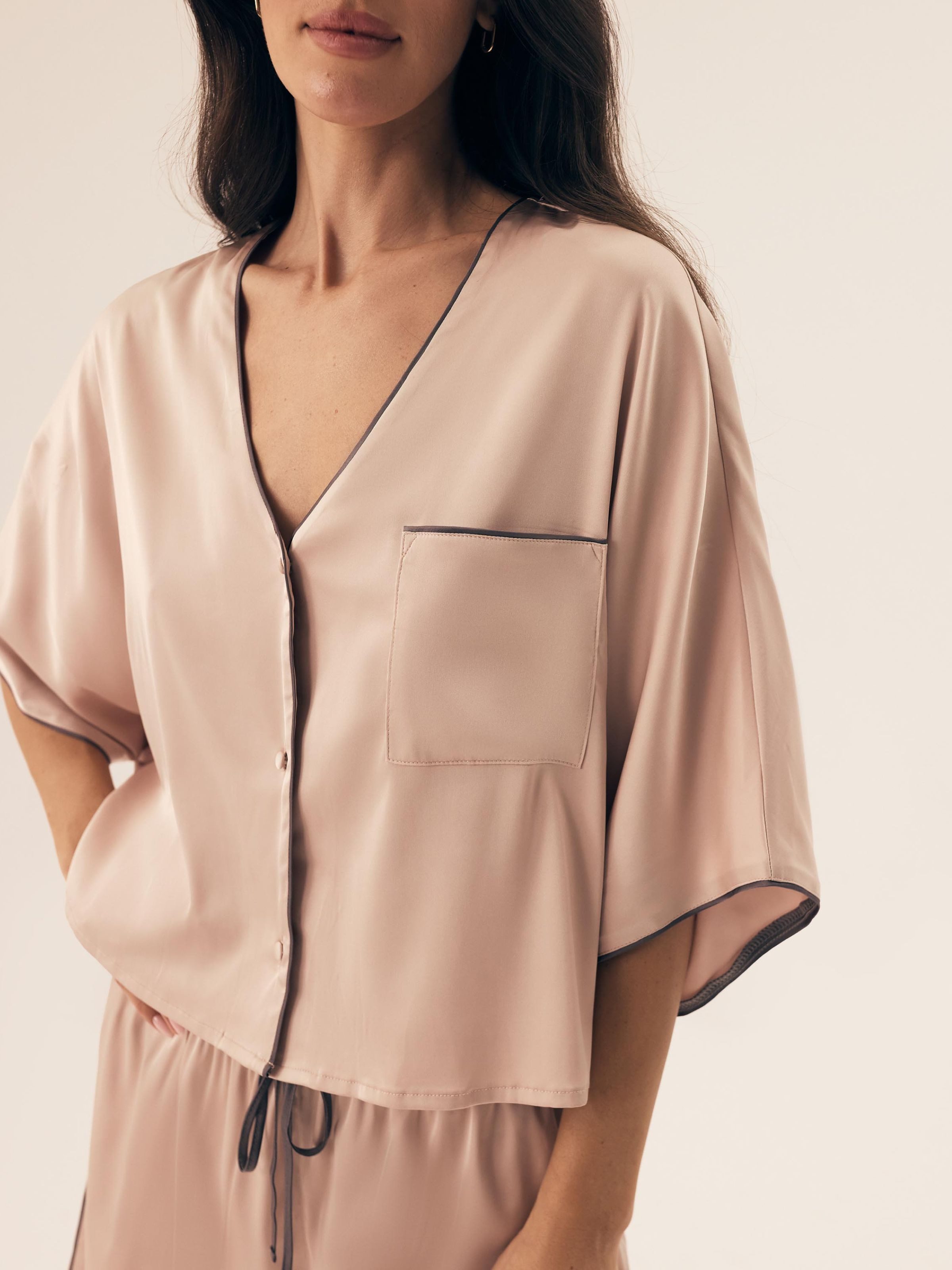ESOTIQ Pyjama Schlafanzug Shorty aus Satin Kurzarm mit V-Ausschnitt zweiteilig Dill2 (2 tlg) – Bild 3 von 5