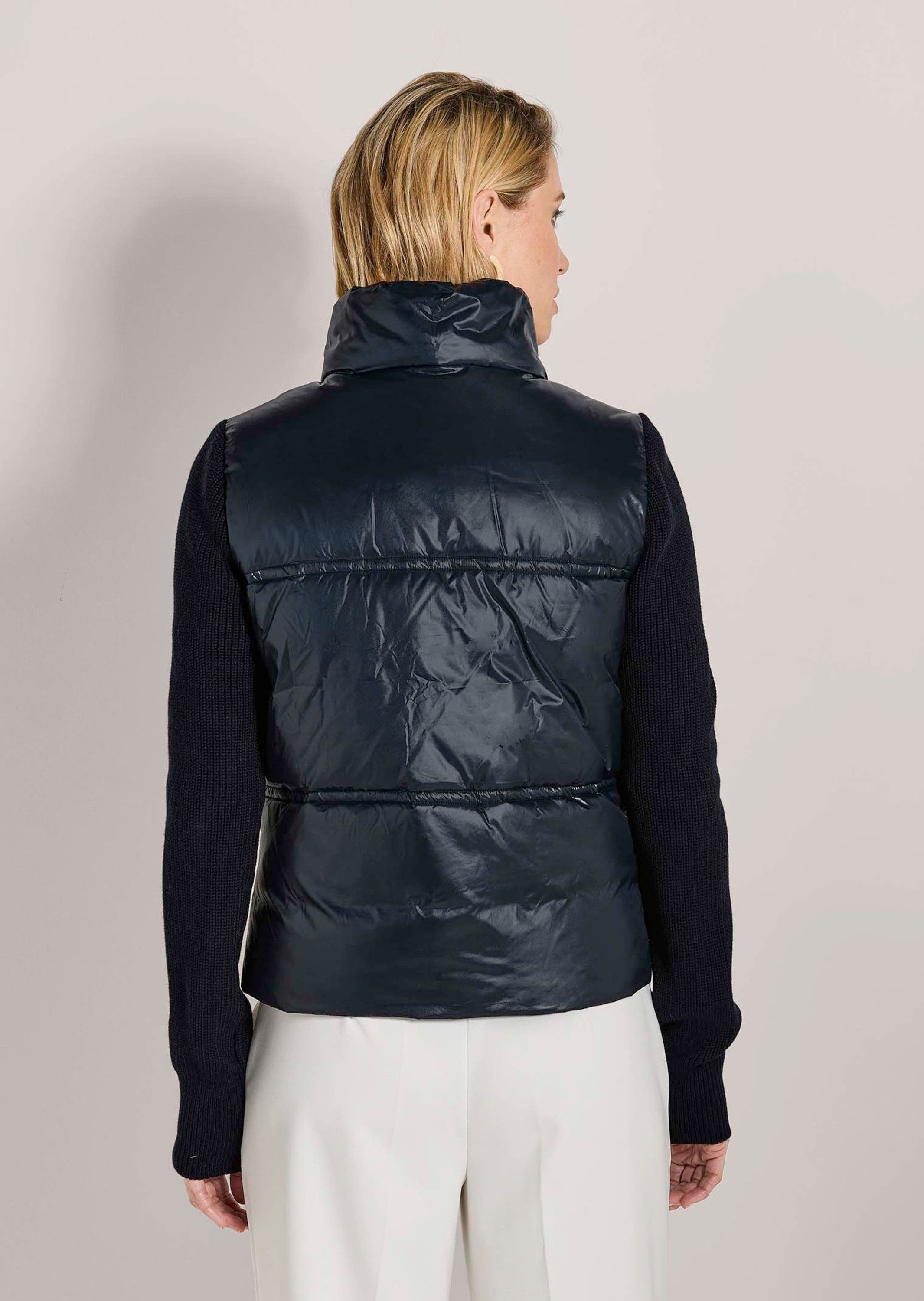 MADELEINE Outdoorjacke Sportive Übergangsjacke mit Strickärmeln Leicht wattierte Jacke mit Stehkragen, Kapuze und langen Ärmeln