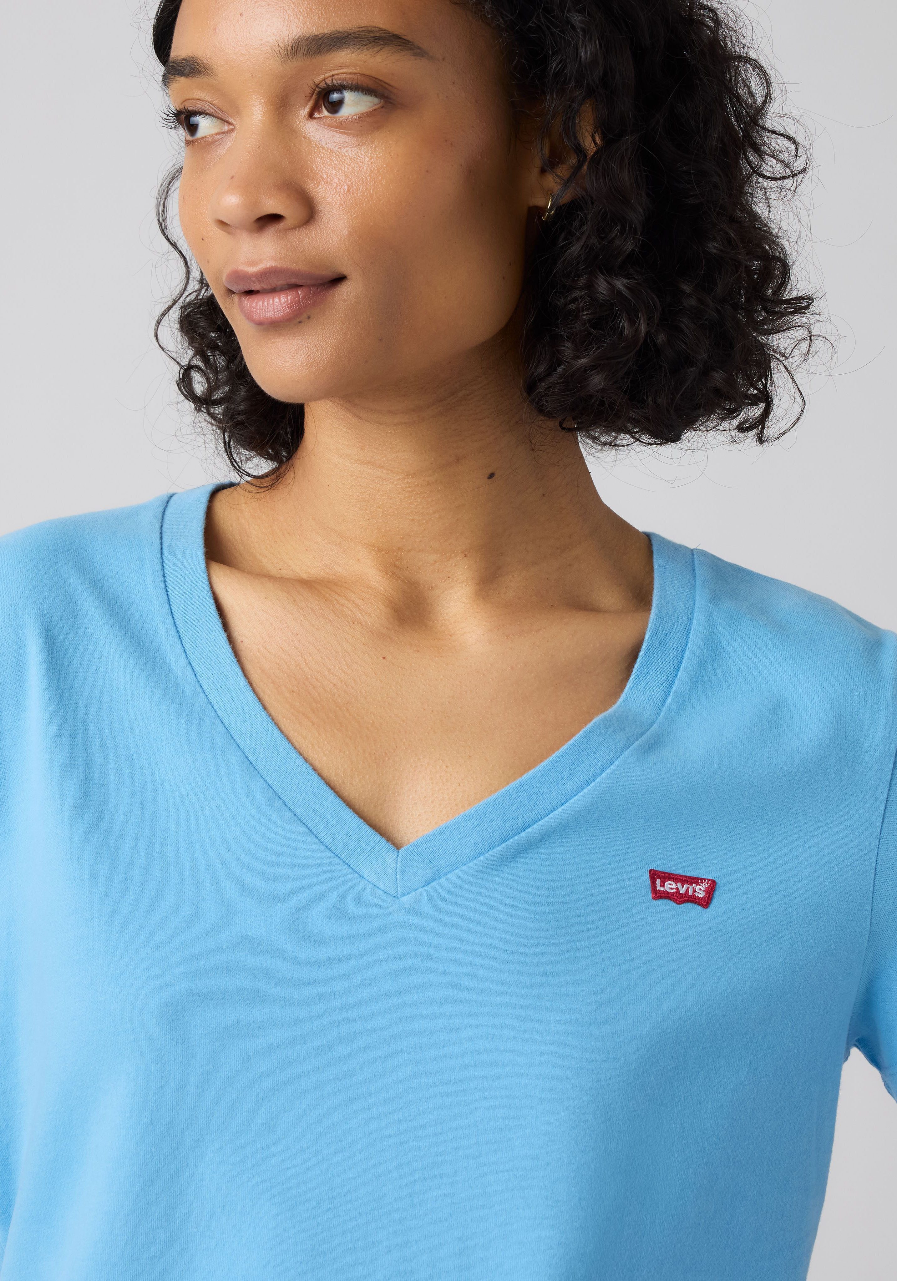 Levi's® V-Shirt Perfect Tee mit kleinem Batwing- Logo – Bild 4 von 5