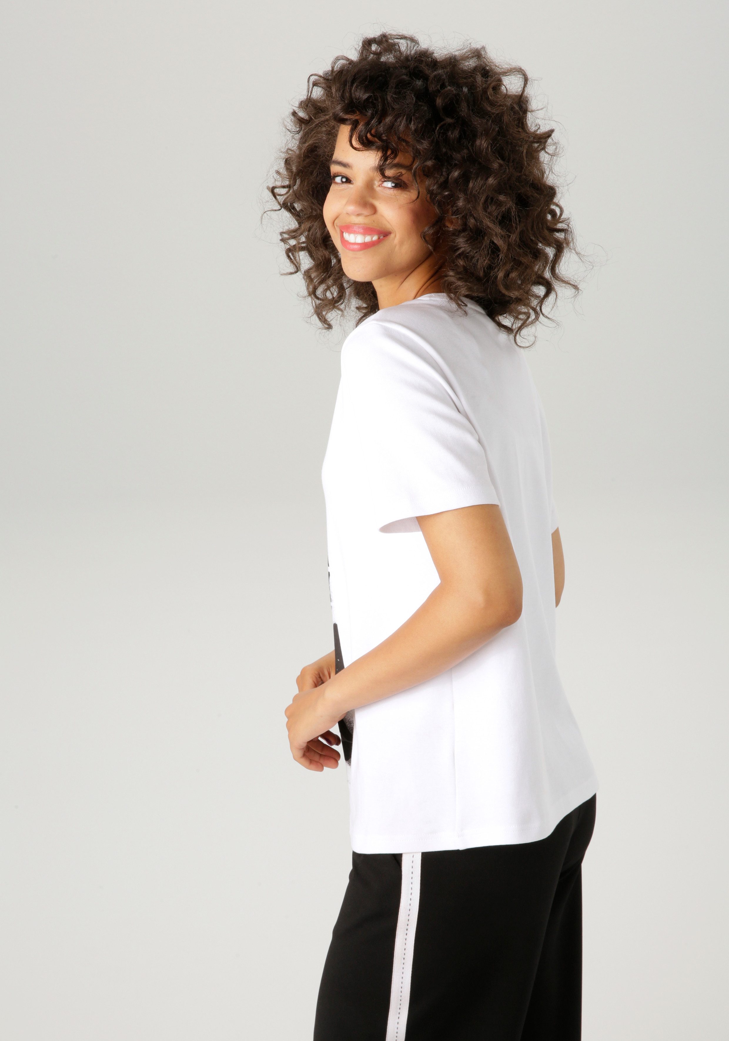 Aniston CASUAL T-Shirt mit Samt verziertem, günstig online kaufen