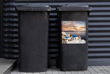 MuchoWow Wandsticker Sonnenaufgang über dem Wasser in Oia Griechenland (1 St), Mülleimer-aufkleber, Mülltonne, Sticker, Container, Abfalbehälter