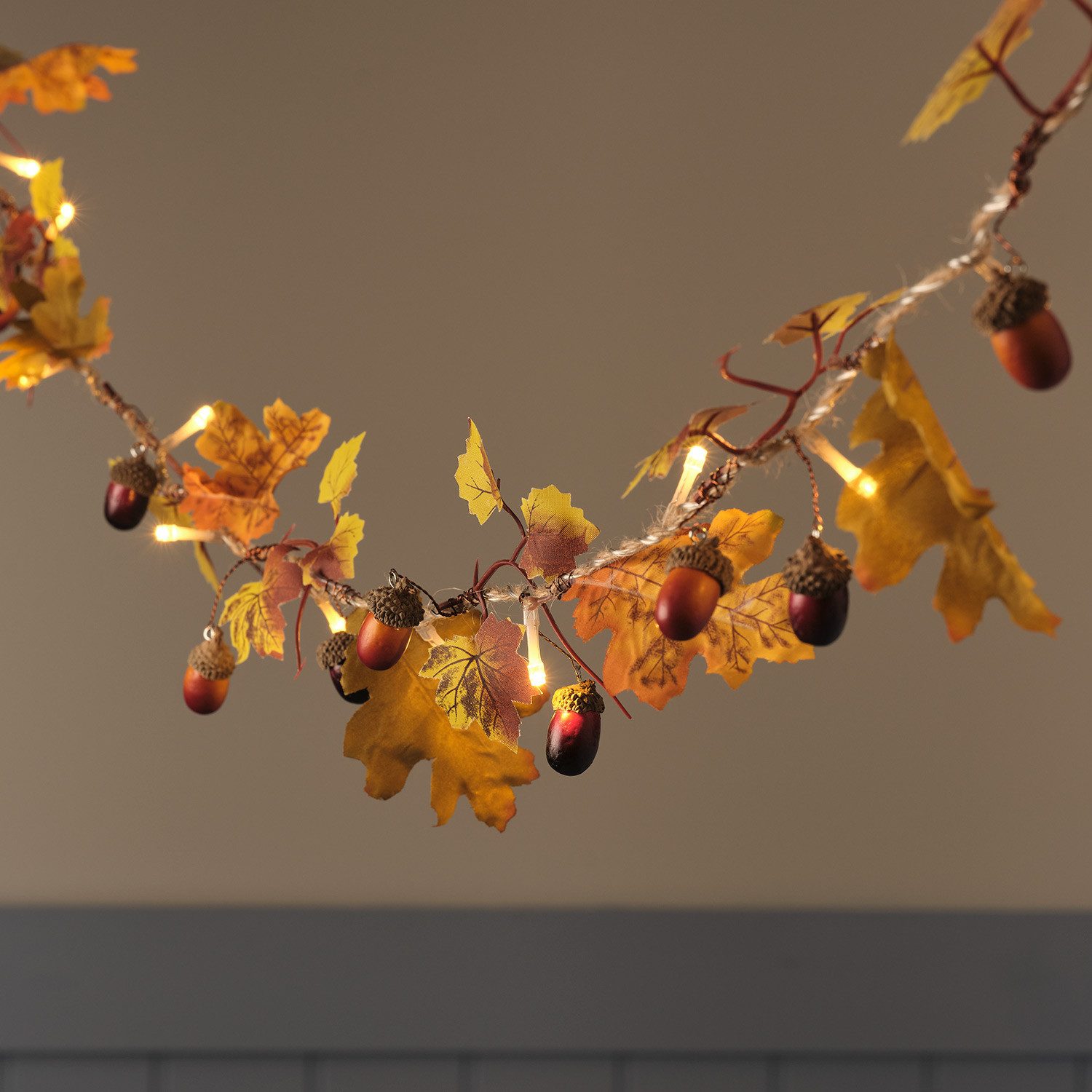 Lights4fun LED-Girlande 1,8 m LED-Herbstgirlande mit Eichenlaub & Eicheln in Warmweiß, Grün/Or