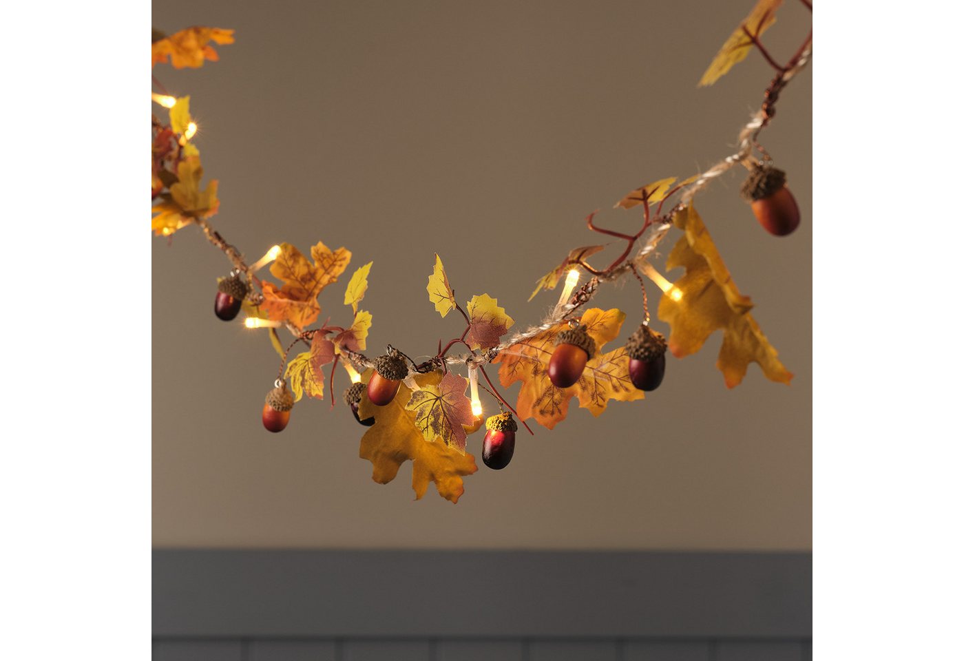 Lights4fun LED-Girlande 1,8 m LED-Herbstgirlande mit Eichenlaub & Eicheln in Warmweiß, Grün/Or