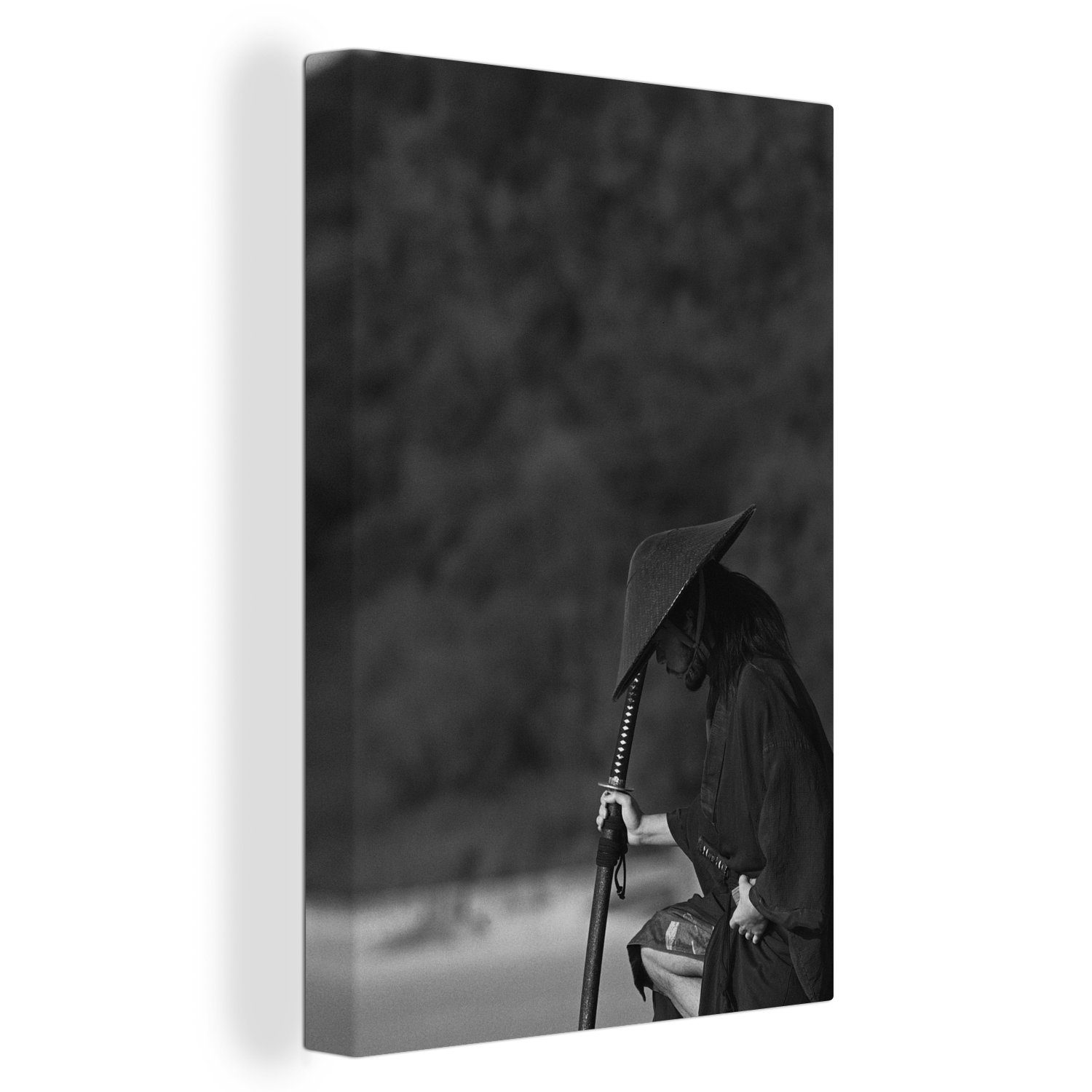 OneMillionCanvasses® Leinwandbild Schwarz-Weiß-Foto eines Samurai in einer Waldlandschaft, (1 St), Leinwandbild fertig bespannt inkl. Zackenaufhänger, Gemälde, 20x30 cm
