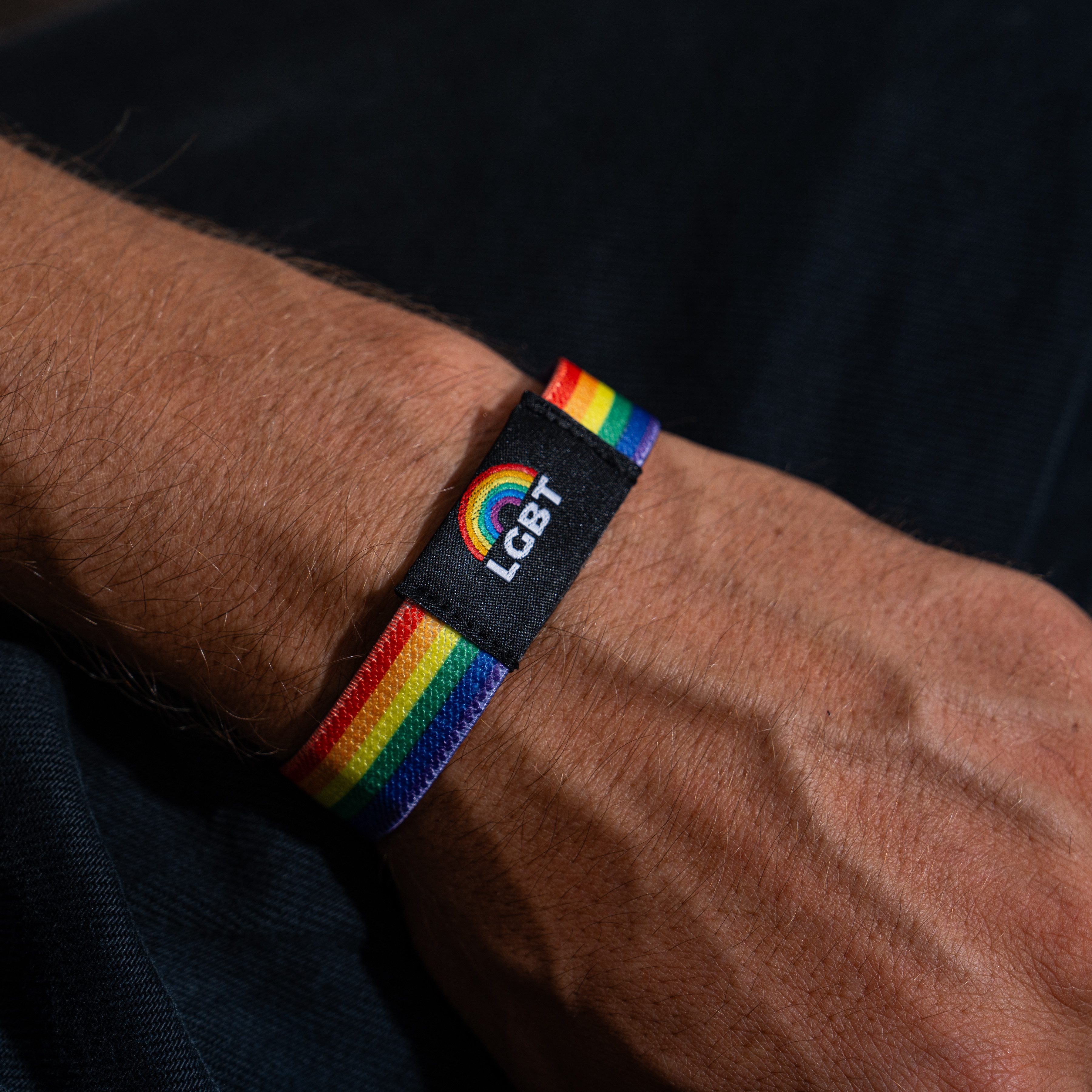 Made by Nami Armband Elastisches Stoffarmband Regenbogenfarben Pride Merch Unisex, aus Stoff – farbenfroh – für Festivals – LGBTQ-Design