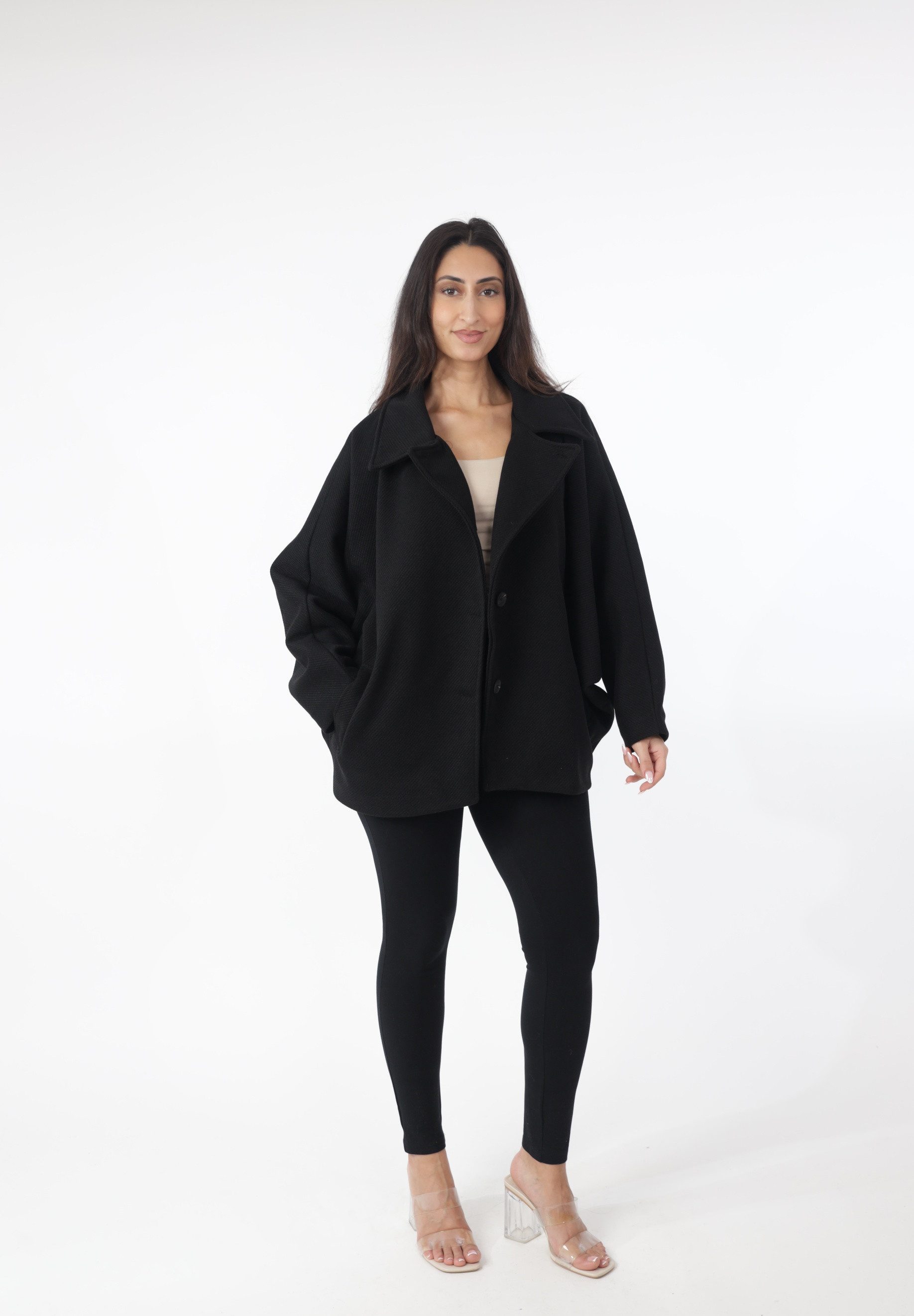 Elara Kurzmantel — Damen Cape-Jacke Oversize mit Knopfleiste und großem Kragen