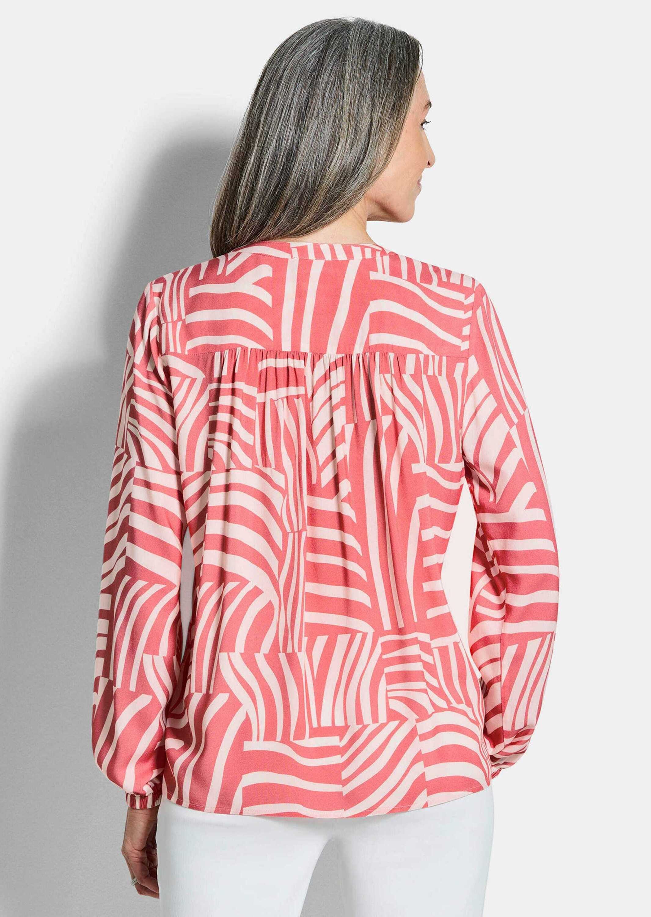 GOLDNER Schlupfbluse Kurzgröße: Grafische Viskosebluse mit Schlitz Viskosebluse mit Rundhals, Gummibündchen und Langarm – Bild 3 von 5