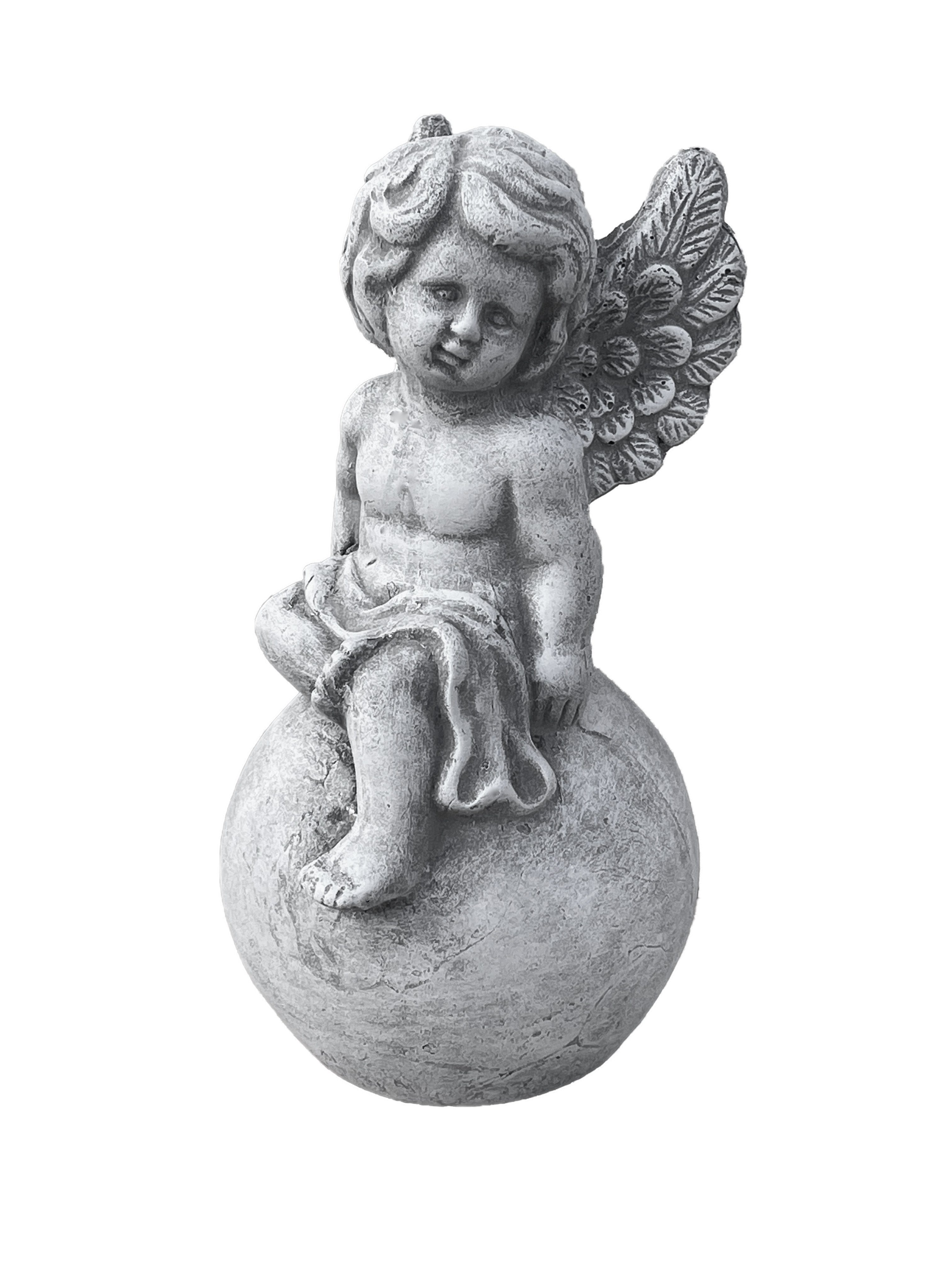 Engelfigur Steinfigur Engel auf Kugel frostfest