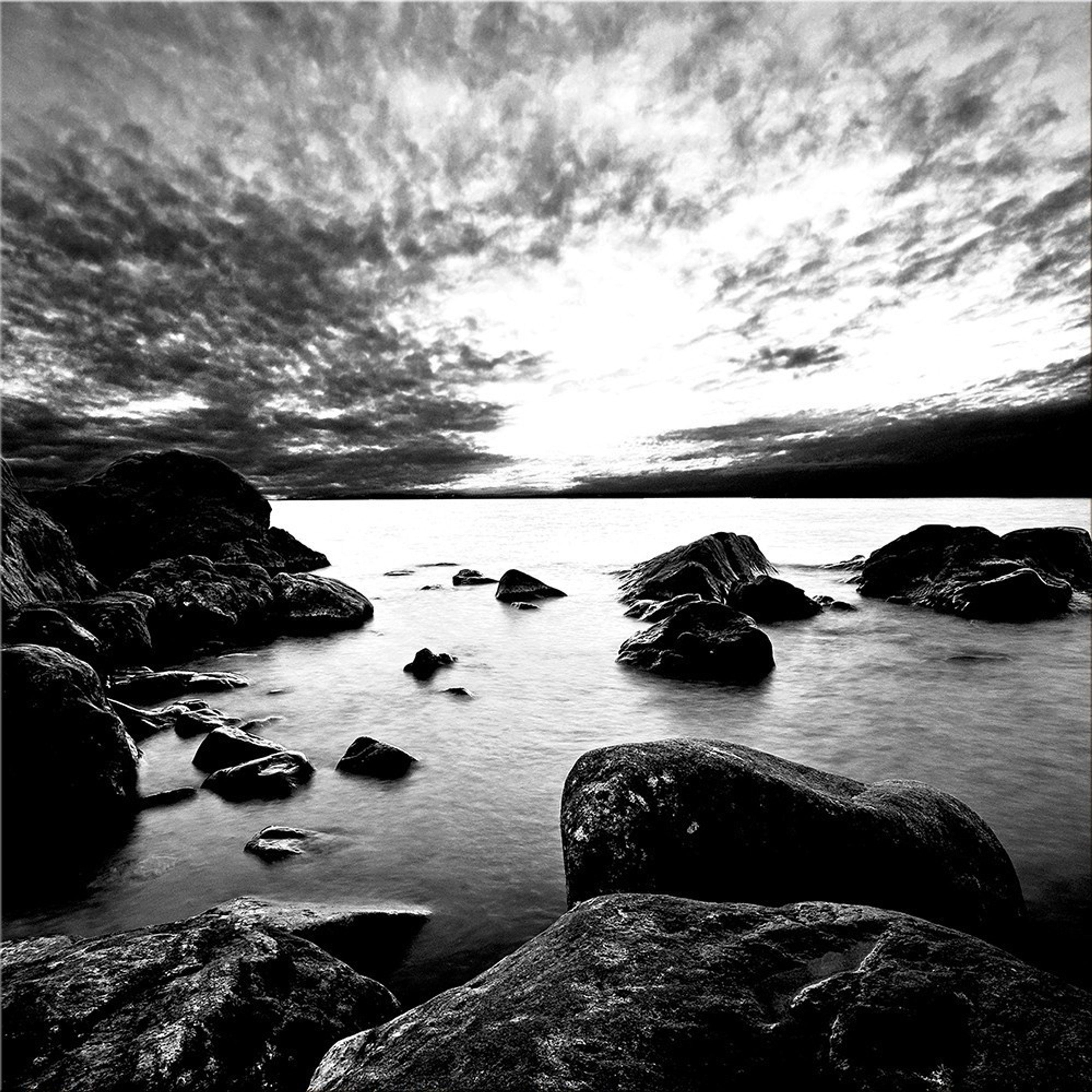 artissimo Glasbild Glasbild 30x30cm Meer Strand schwar-weiß Fotografie, schwarz-weiß Foto: Küste