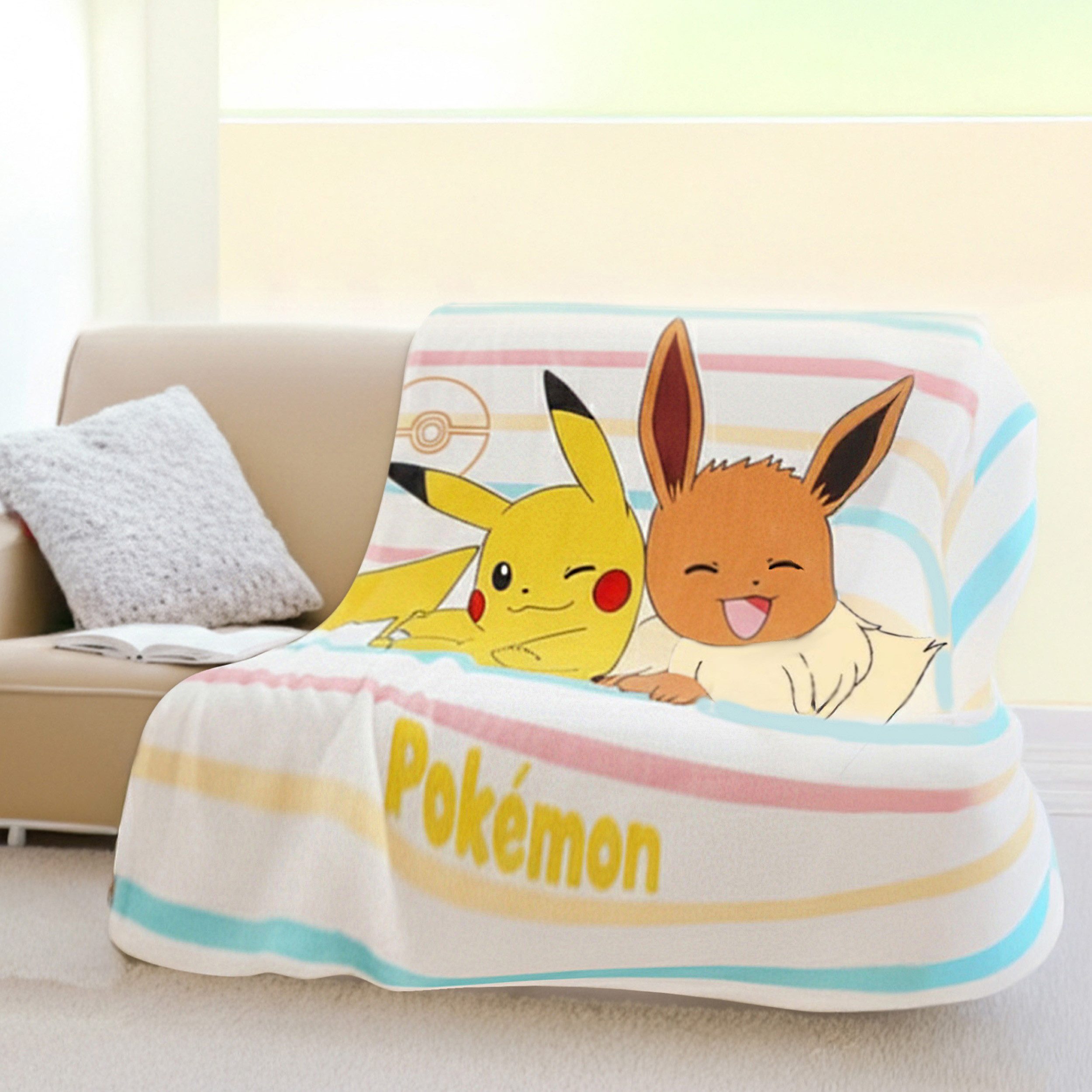 Kinderdecke Pokémon Tagesdecke XL Flauschdecke 150x200 cm mit Pikachu und Evoli, Familando, schnelltrocknend, extra weich, pflegeleicht