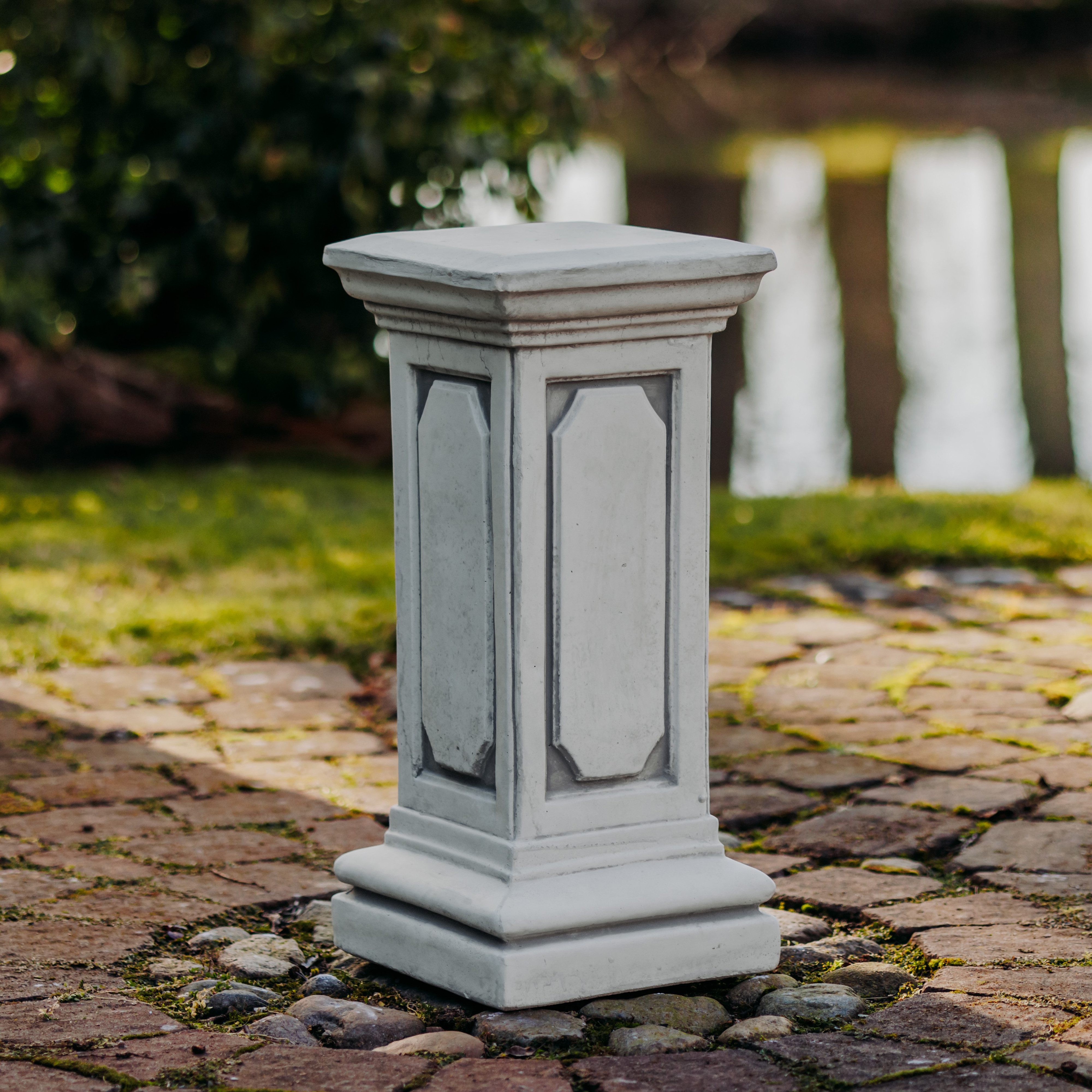 gartendekoparadies.de Gartensockel Podest, Steinsockel, Säule, Steinfigur, H. 57 cm, 26 x 26 cm, 50 kg, 26x26x57 cm, Frostsicher