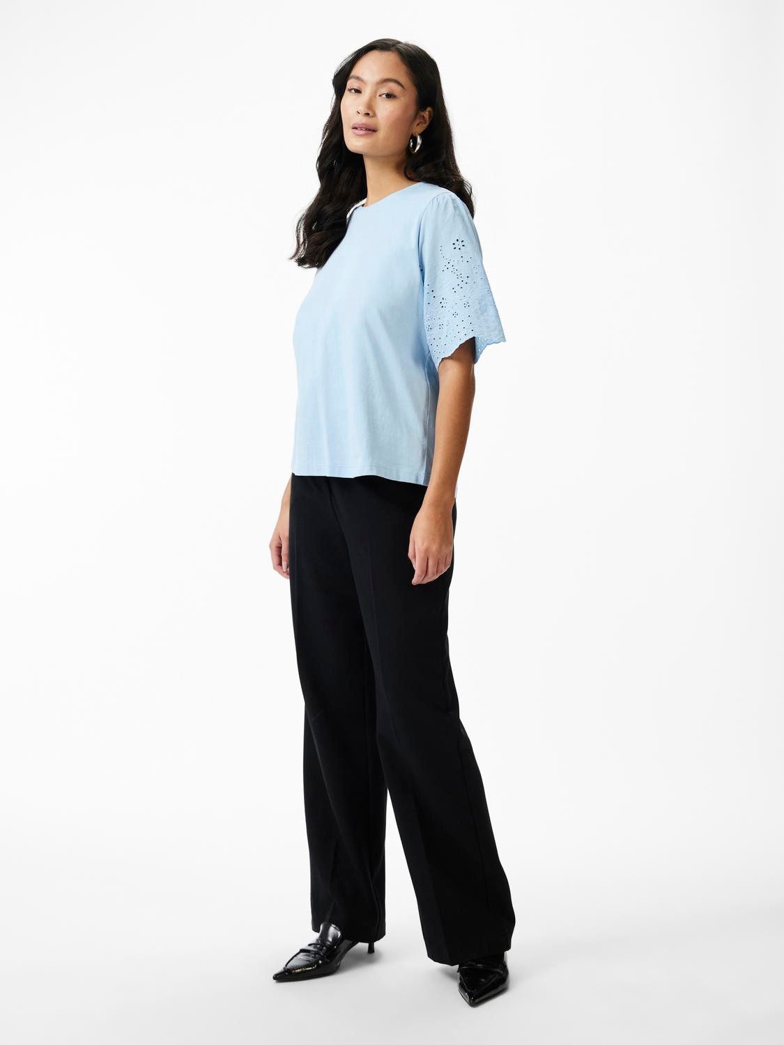Y.A.S Kurzarmshirt YASLEX SS TOP W. EMB SLEEVES S. NOOS mit Lochstickerei