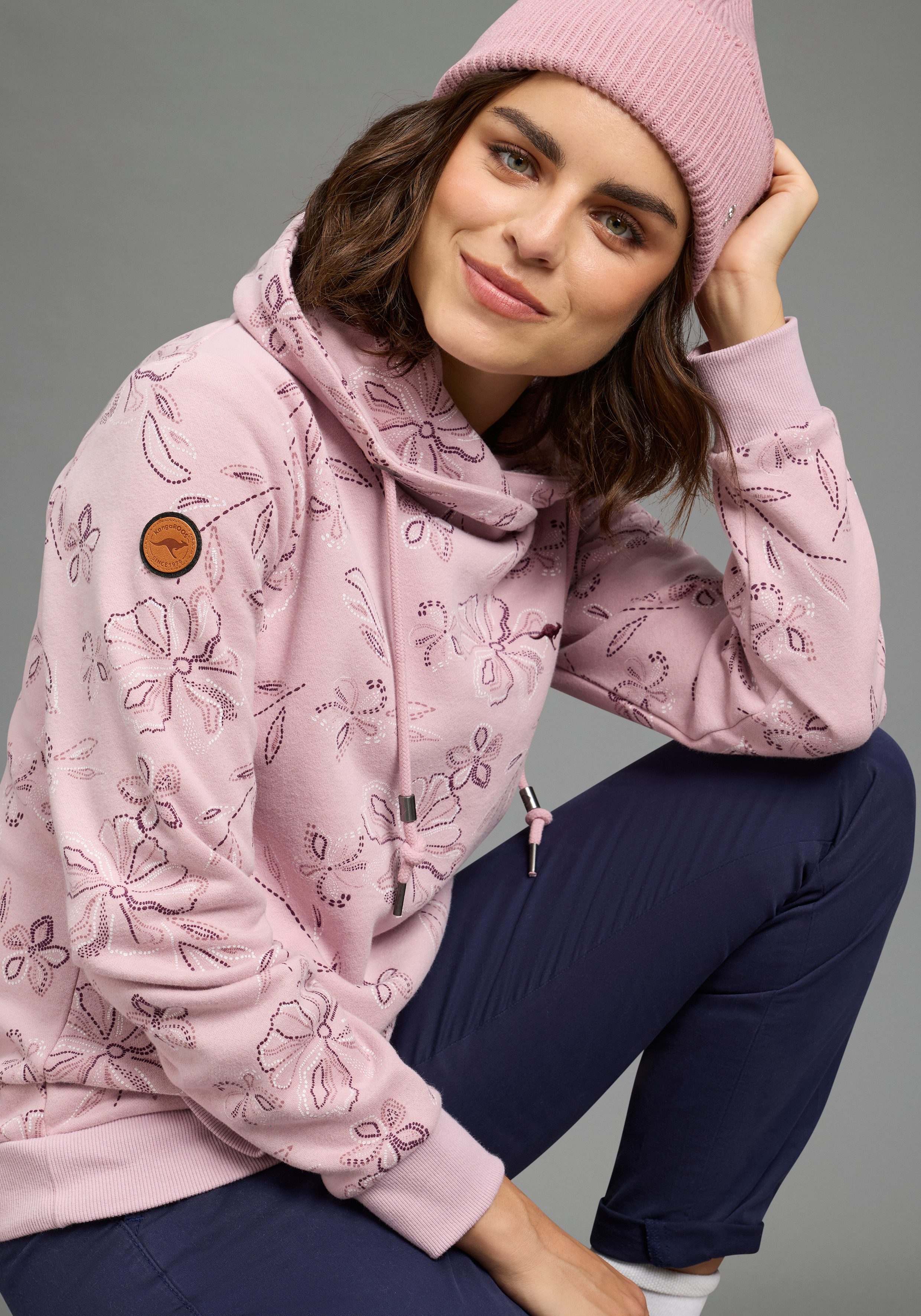 KangaROOS Sweatshirt mit hohem Stehkragen, hüftbedeckende Länge, figurumspielende Passform. Reduzierter Preis € 37,50. Unverbindliche Preisempfehlung € 49,99, (€ 37,50 pro 1 Stk)