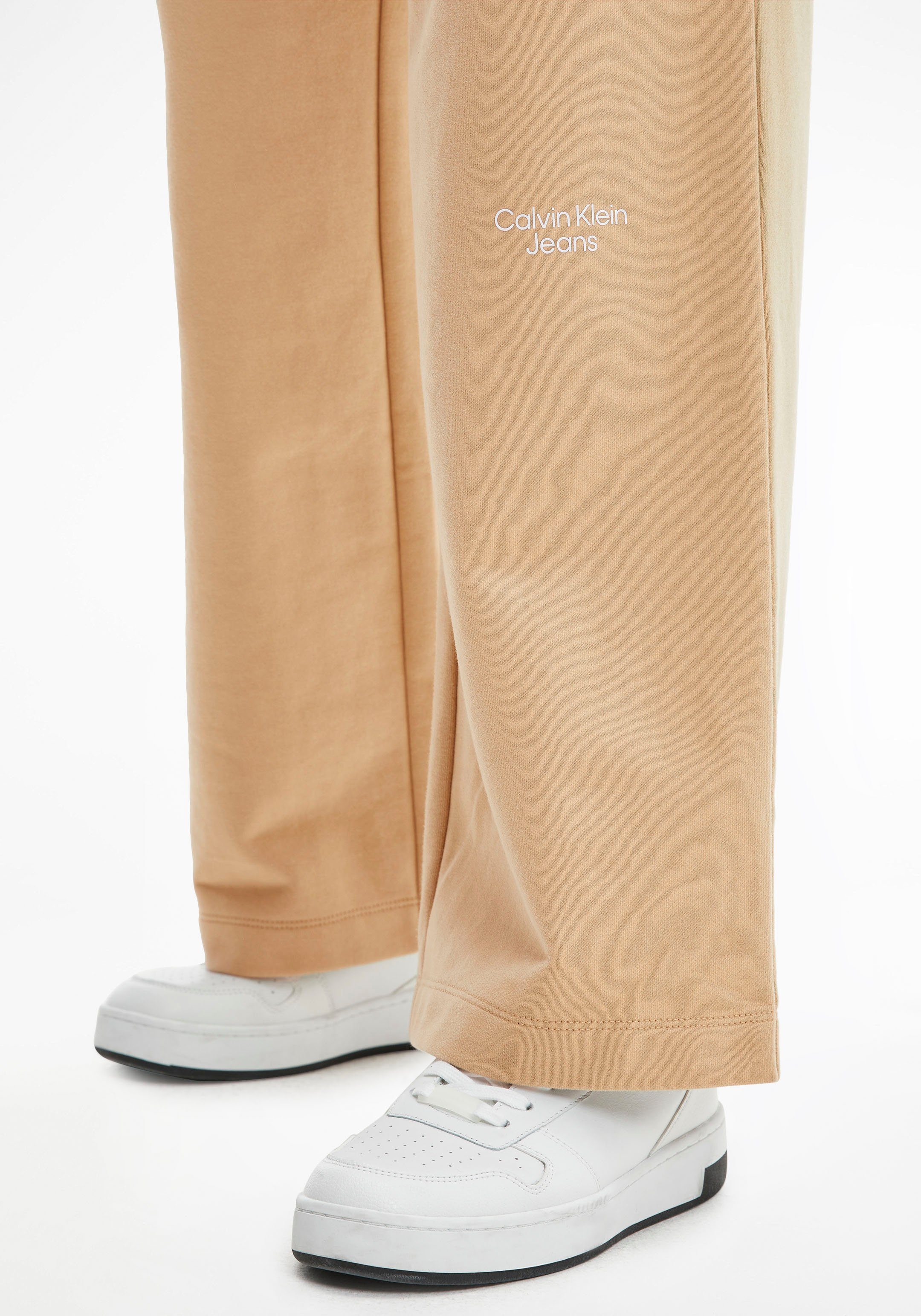 Sport Sporthosen Calvin Klein Jeans Sweatpants STACKED LOGO WIDE LEG JOG PANT Mit Calvin Klein Jeans Logo Badge