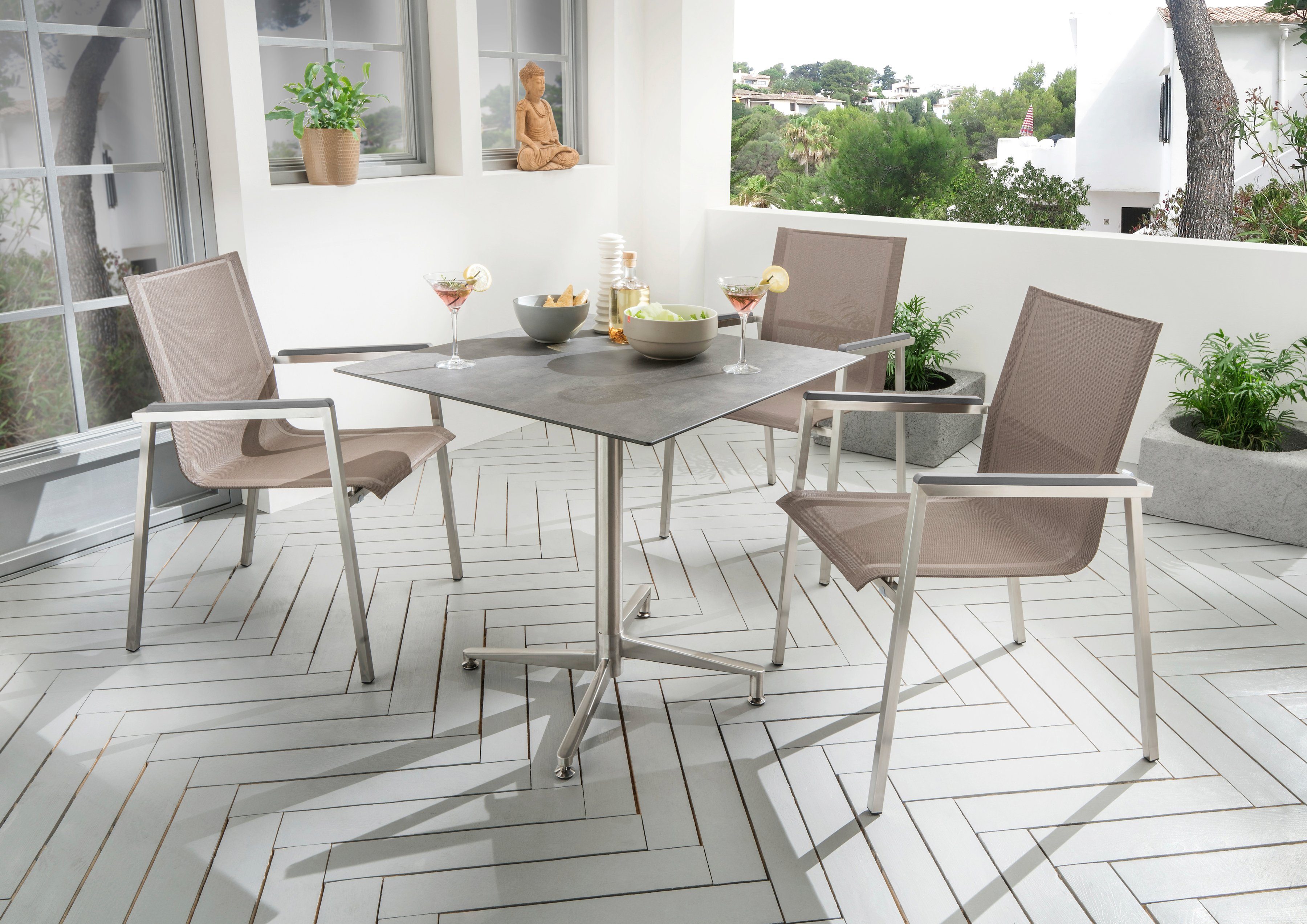 Destiny Sitzgruppe ALTOS II LOFT, 3 Stapelsessel taupe mit Tisch 80x80 cm, HPL Tischplatte betongrau