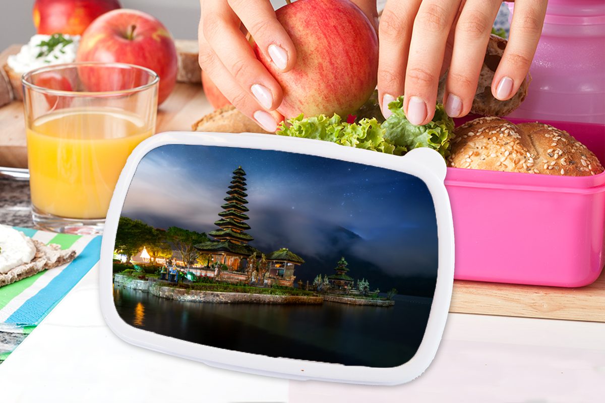 MuchoWow Lunchbox Brotdose Kinder, Bali Mädchen, Erwachsene, bei Nacht, Kunststoff Der für auf Brotbox (2-tlg), Ulun rosa Kunststoff, Pura Bratan-Tempel Danu Snackbox
