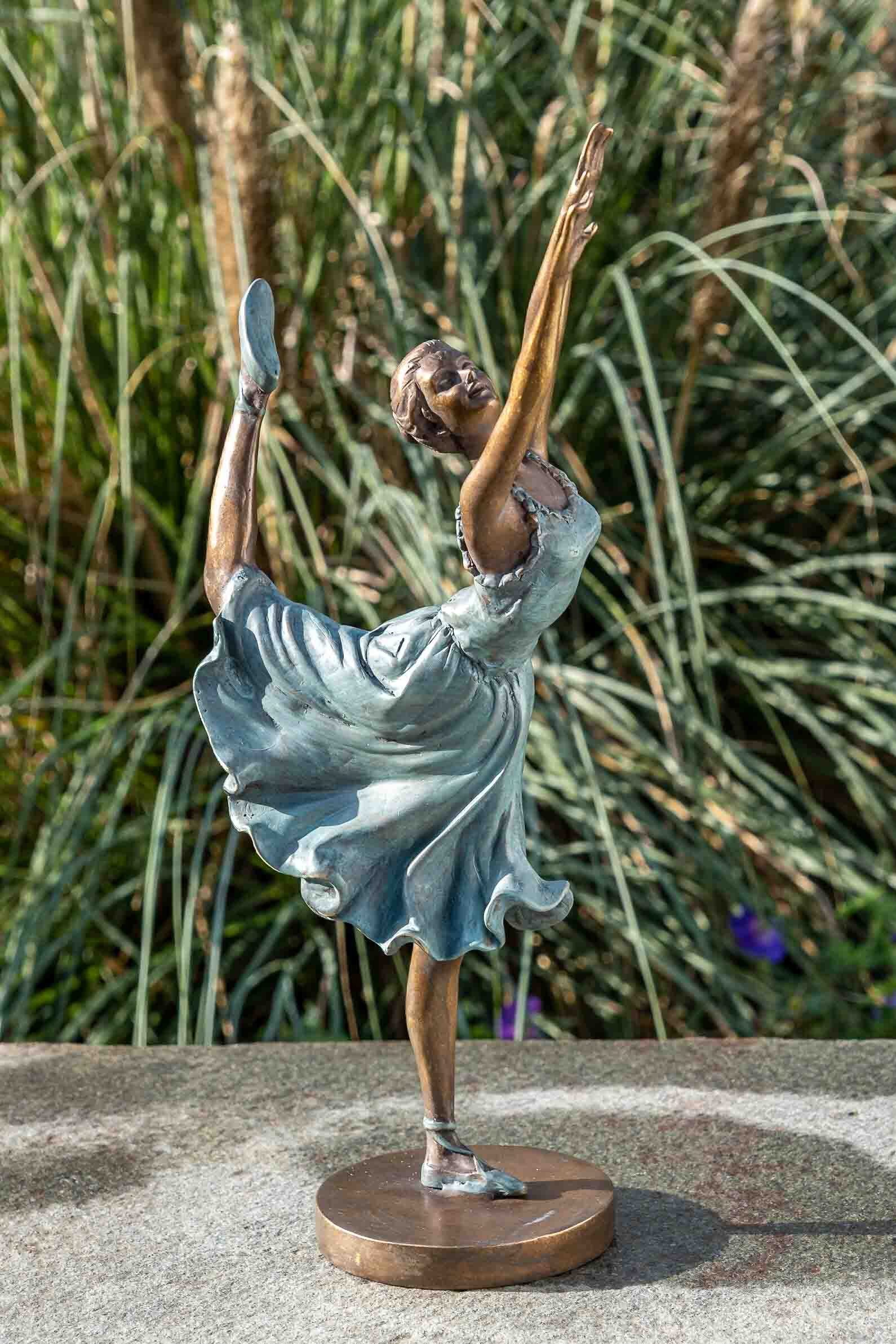 IDYL Gartenfigur IDYL Bronze-Skulptur Tanzendes Mädchen, Bronze