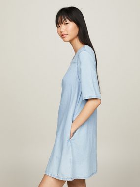 Tommy Jeans A-Linien-Kleid TJW CHAMBRAY A-LINE SS DRESS EXT mit Tommy Jeans Flagge