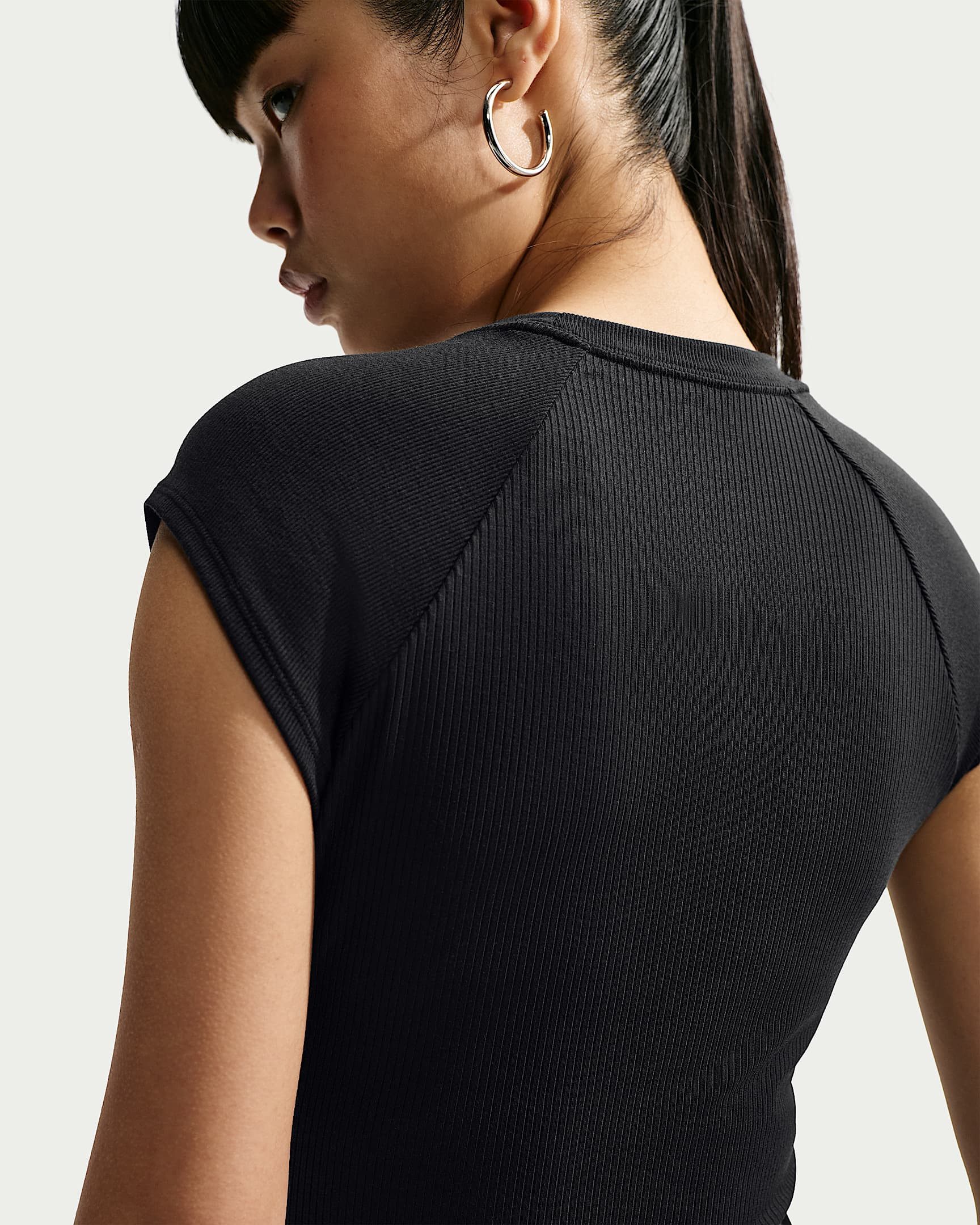 Nike Sportswear T-Shirt W NSW CHILL KNIT RIB SS TOP (Consumer Facing Name TBD) mit Rundhalsausschnitt, in normaler Länge