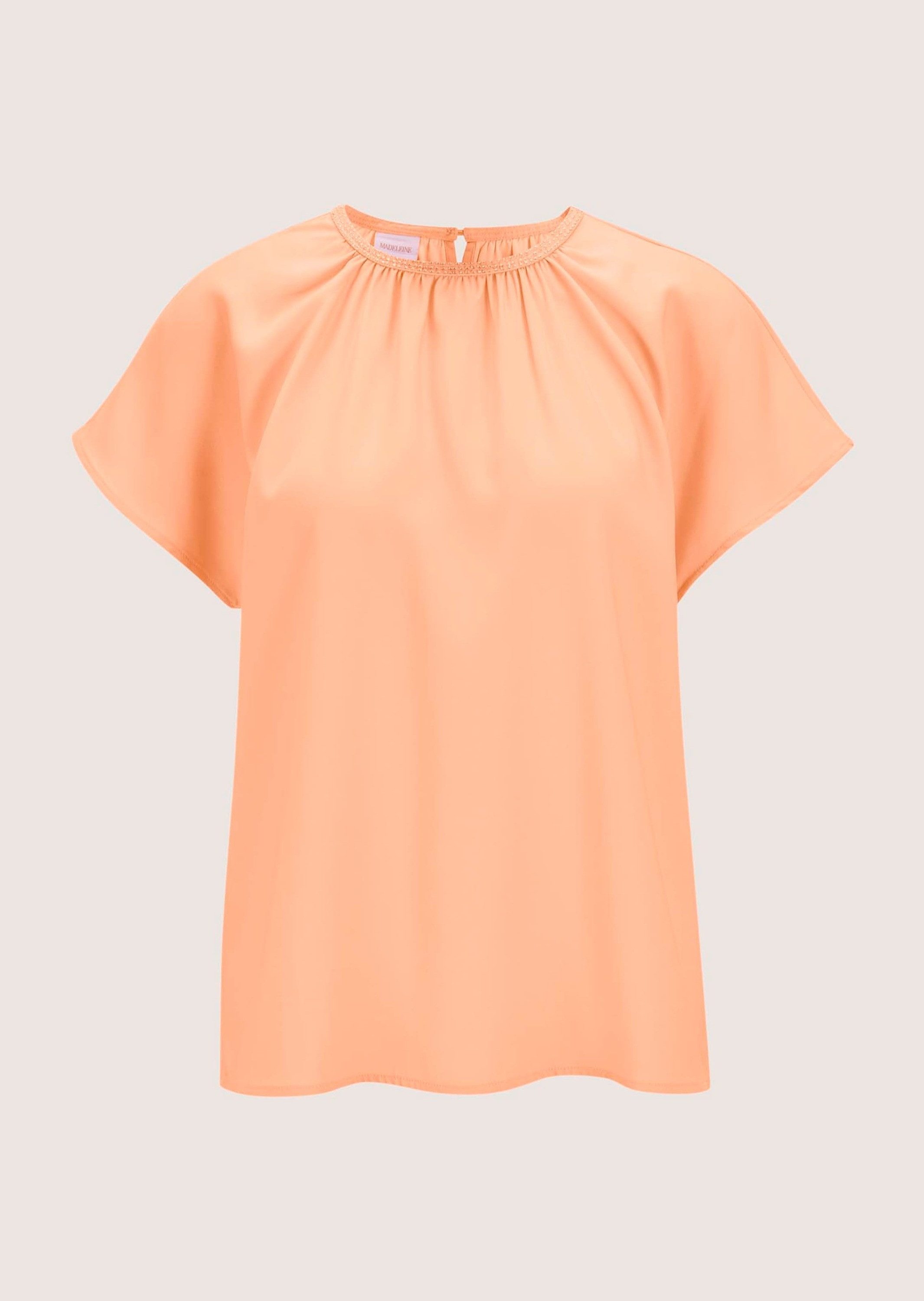 MADELEINE Shirtbluse Sommerliches Freizeitshirt mit Falten Uni-Design, runder Ausschnitt, Knopfschlingen-Verschluss hinten – Bild 5 von 5