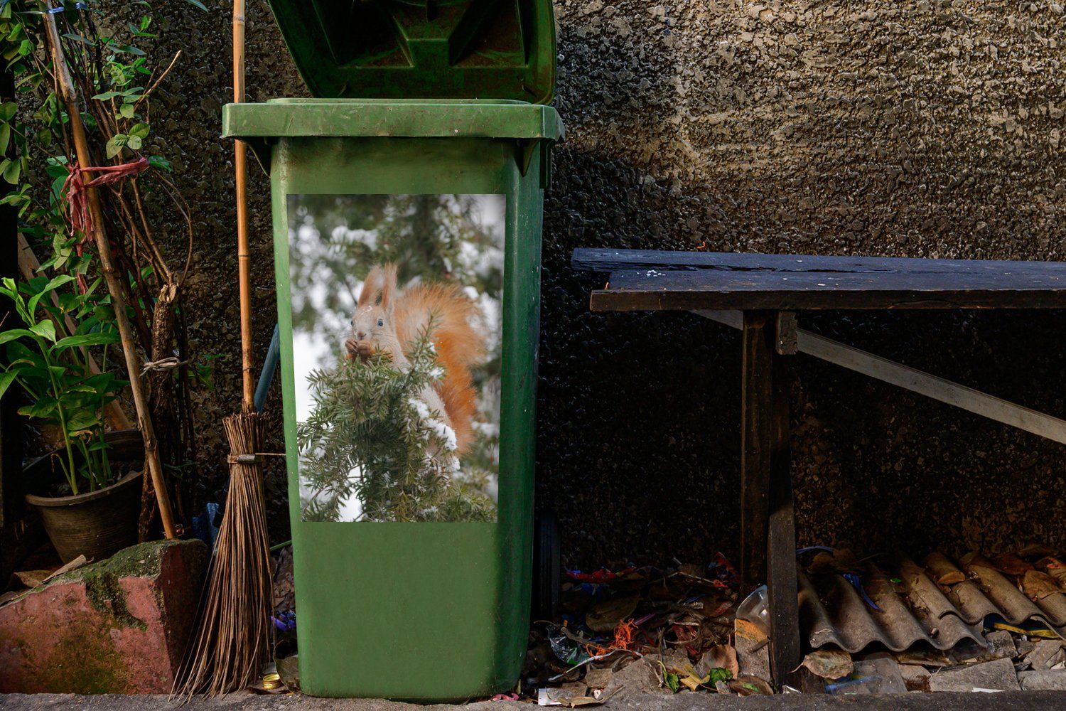 Schnee (1 Eichhörnchen - - - MuchoWow Sticker, Wandsticker Abfalbehälter Zweig Mülleimer-aufkleber, Kiefer St), Container, Mülltonne,