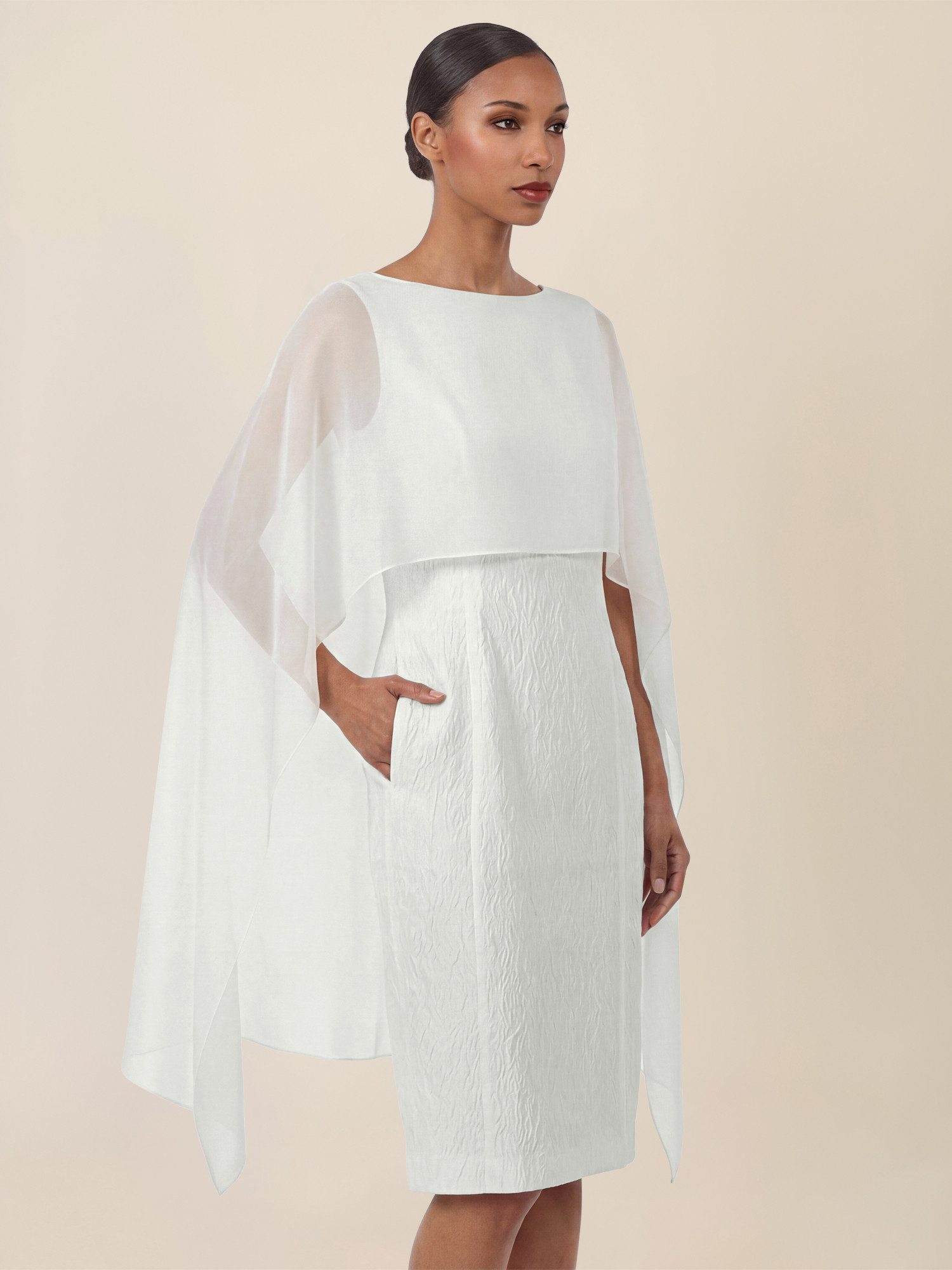 Apart Brautkleid mit Cape-Effekt