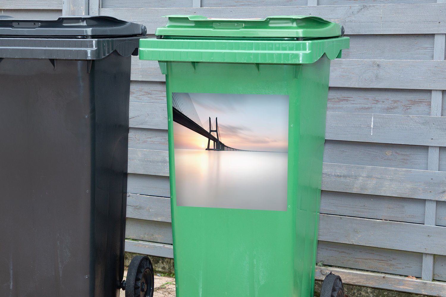 mit Container, Wandsticker Wasser Mülltonne, (1 St), Brücke MuchoWow Sticker, Mülleimer-aufkleber, beleuchtetem Abfalbehälter