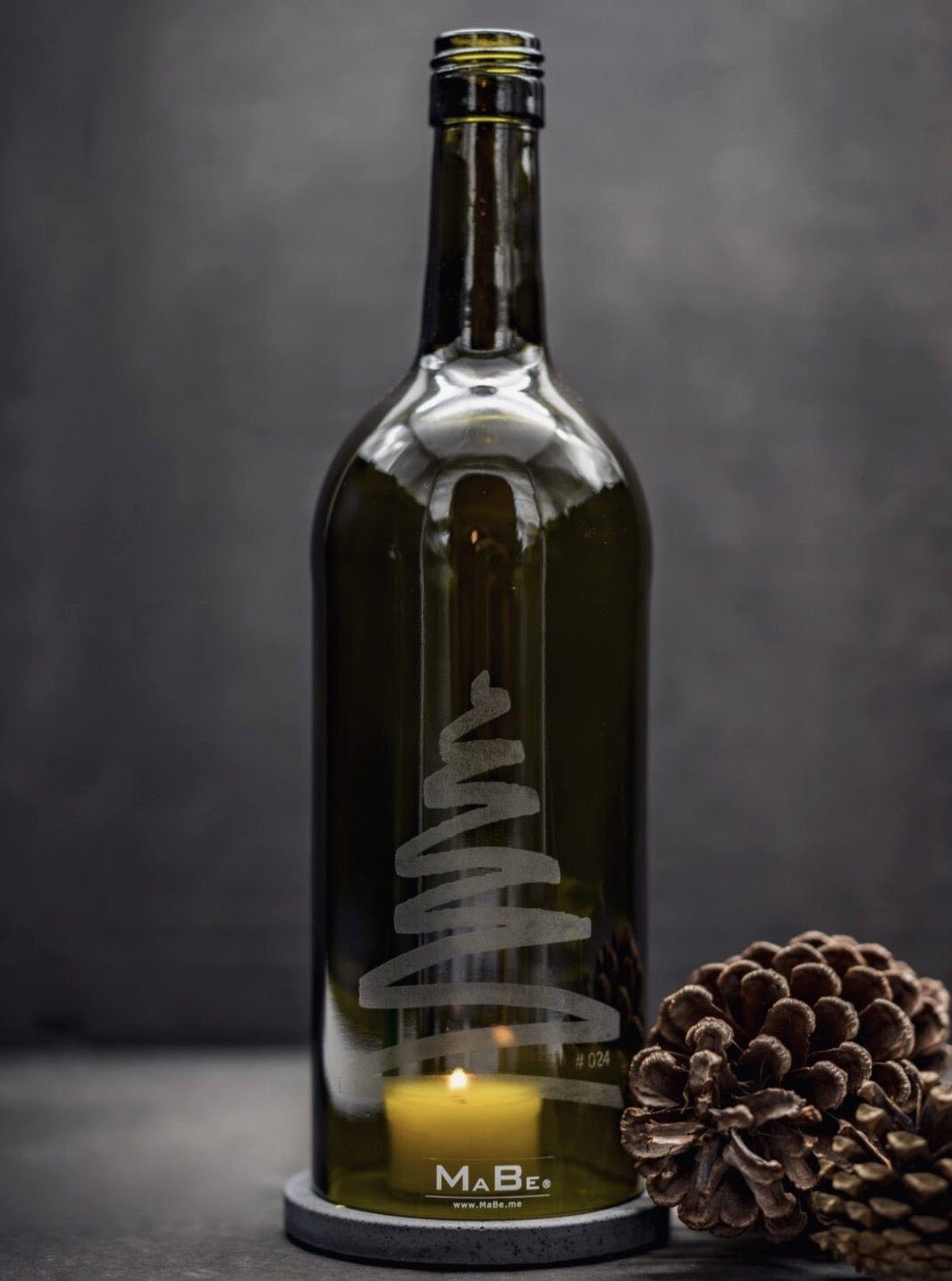 MaBe® Dekoobjekt Windlicht Tannenbaum Gravur 1 l Bordeaux oliv, schwarzer Untersetzer
