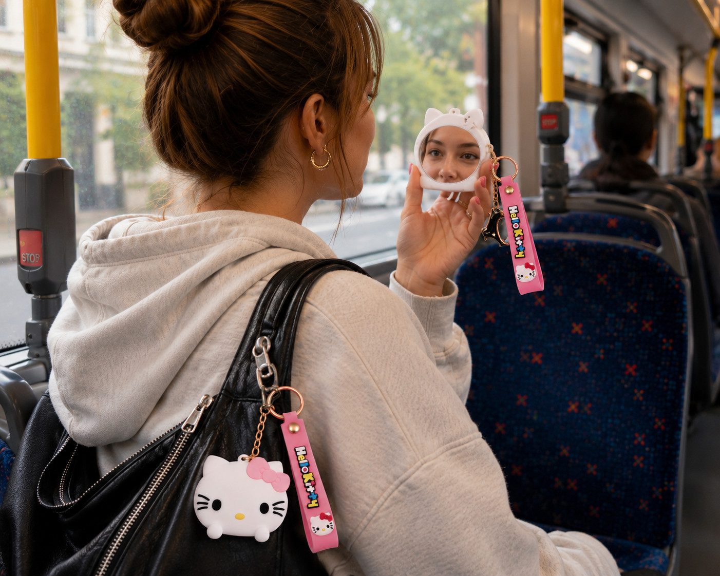 GOLDIA GMBH Schlüsselanhänger Hello Kitty Bagclip Rucksack Taschenanhänger mit Kosmetikspiegel (Spar-Set, 1-tlg., Anhänger mit Kosmetikspiegel), mit Spiegel, Karabiner und Schlüsselband, Farbe nicht wählbar