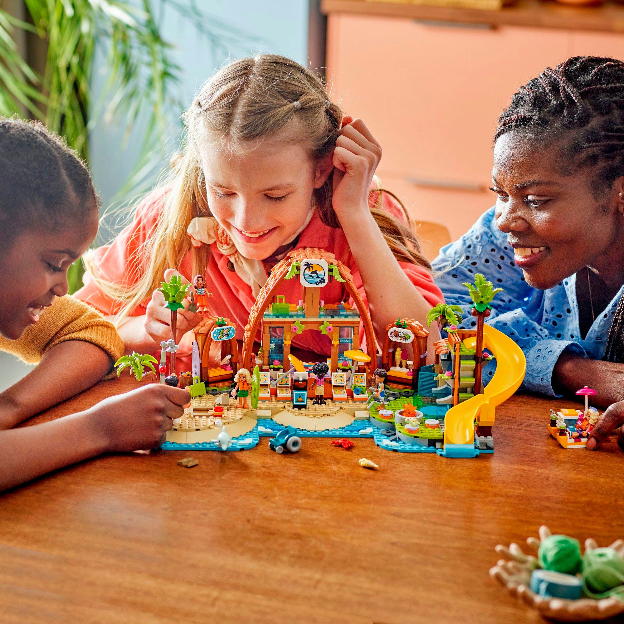 LEGO® Familienurlaub im Strandresort (42673), LEGO Friends Konstruktionsspi günstig online kaufen