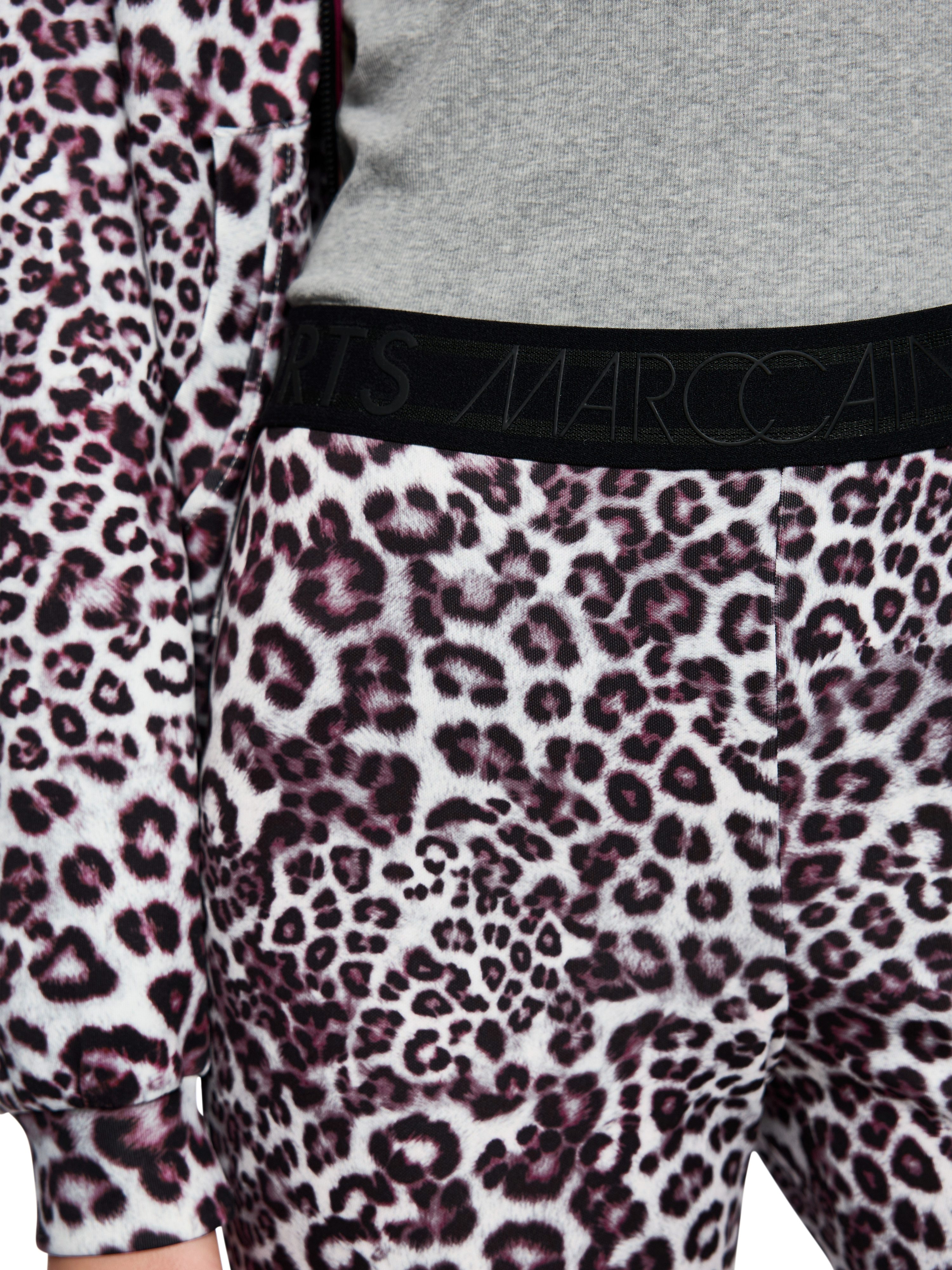 Marc Cain Leggings Mon Cherry Premium Damenmode Model Sofia, mit Leo Print