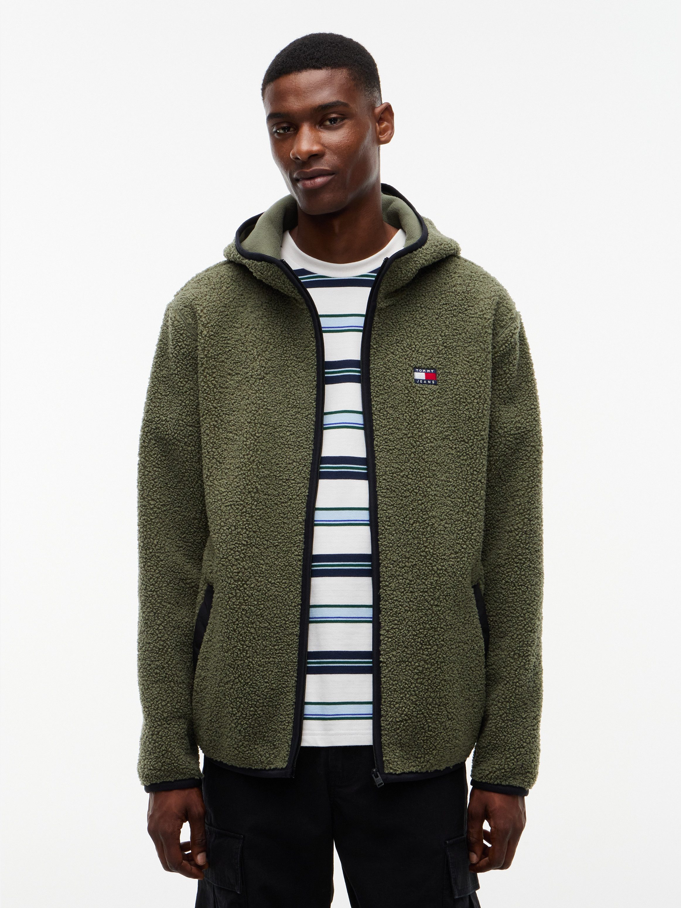 Tommy Jeans Plüschjacke TJM REG BADGE TEDDY ZIP TRU EXT Freizeitjacke, Übergangsjacke, Teddyjacke mit Logopatch