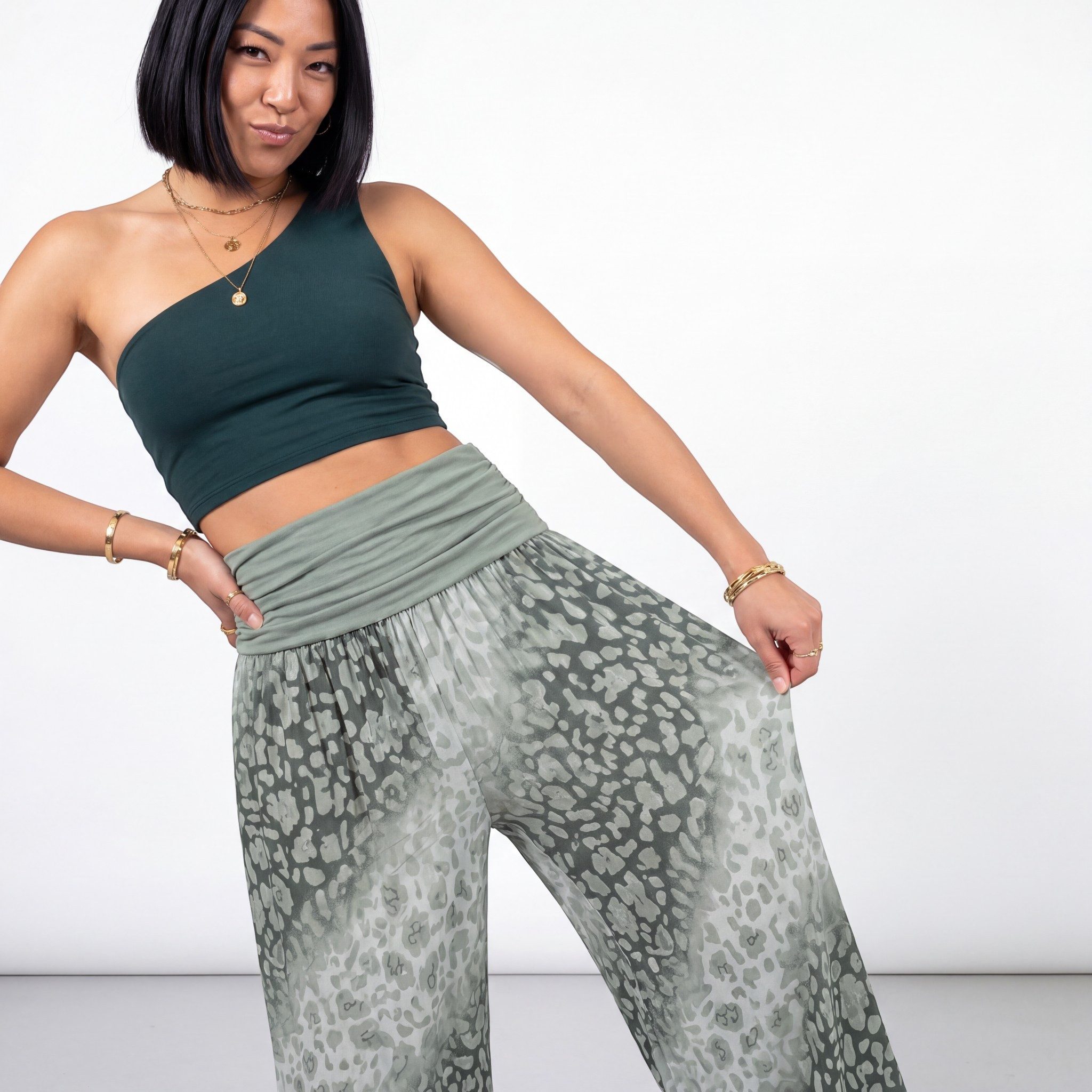 OriginalYou Haremshose Flatterhose Damen Sommerhose weite Haremshose Leo Print mit elastischem Bund, sommerliches Design, Middle Waist – Bild 4 von 5