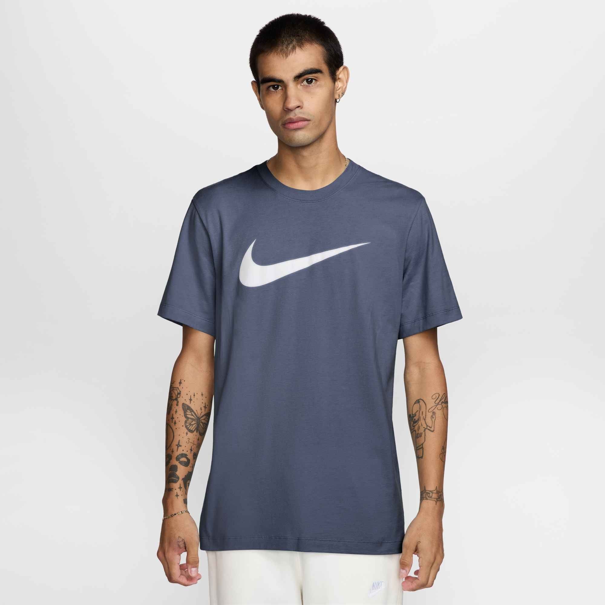 Nike Sportswear T-Shirt M NSW TEE ICON SWOOSH mit auffälliger Grafik auf der Brust, Kurzarm-Design, aus Baumwolle