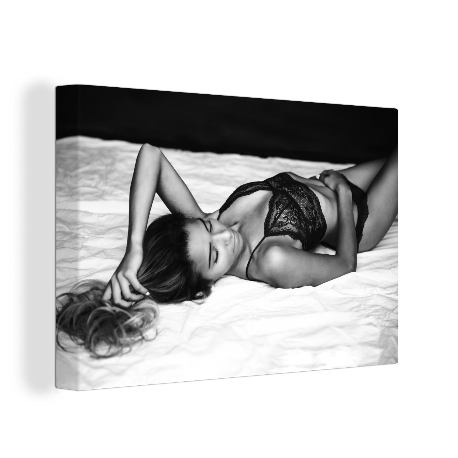 OneMillionCanvasses® Leinwandbild Frau in Dessous im Bett, (1 St), Wandbild Leinwandbilder, Aufhängefertig, Wanddeko, 30x20 cm