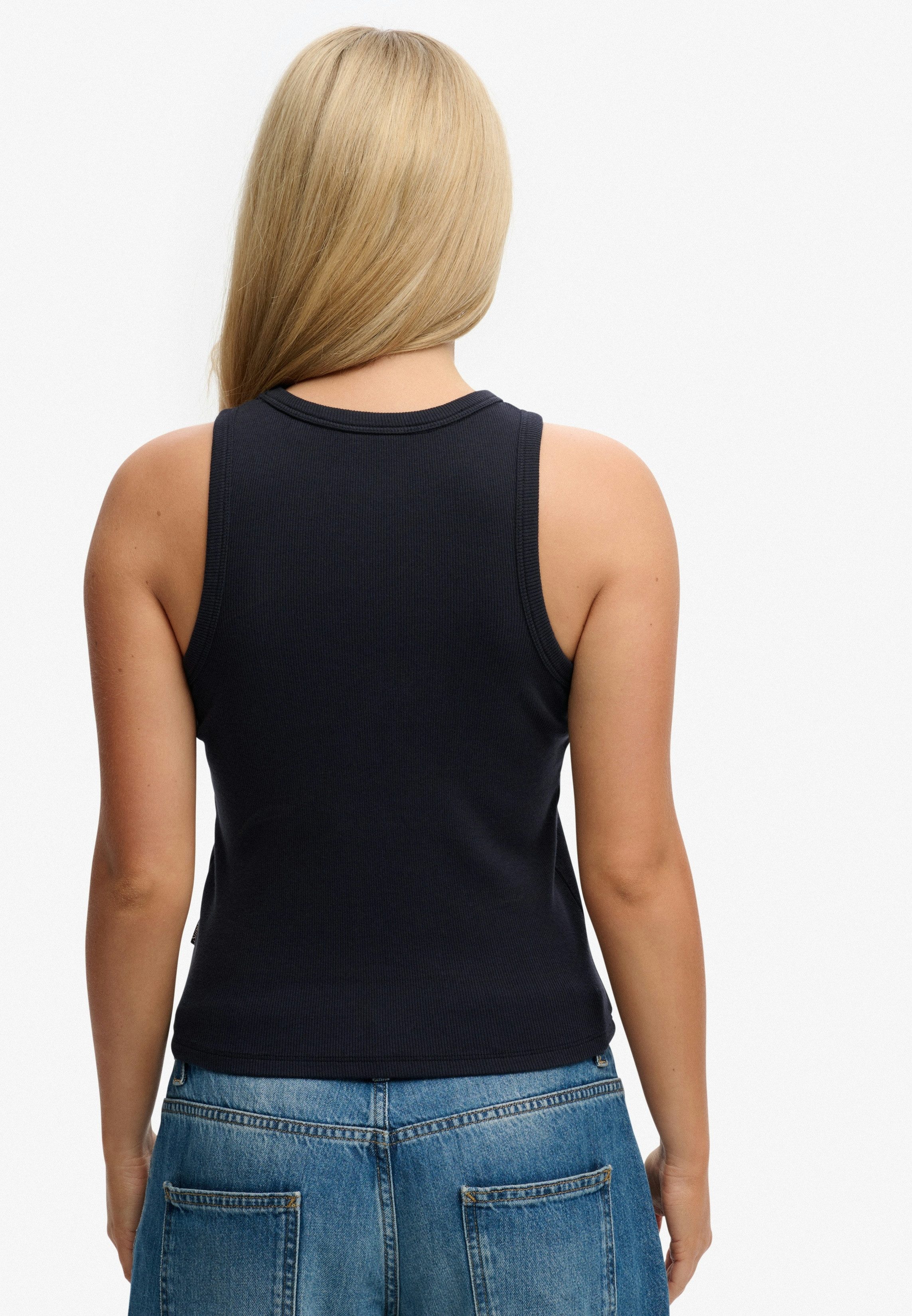 Superdry Tanktop ESSENTIAL LOGO RACER VEST aus Baumwolle, Regular Fit, mit Rundhalsausschnitt, ärmelloses Design – Bild 2 von 5