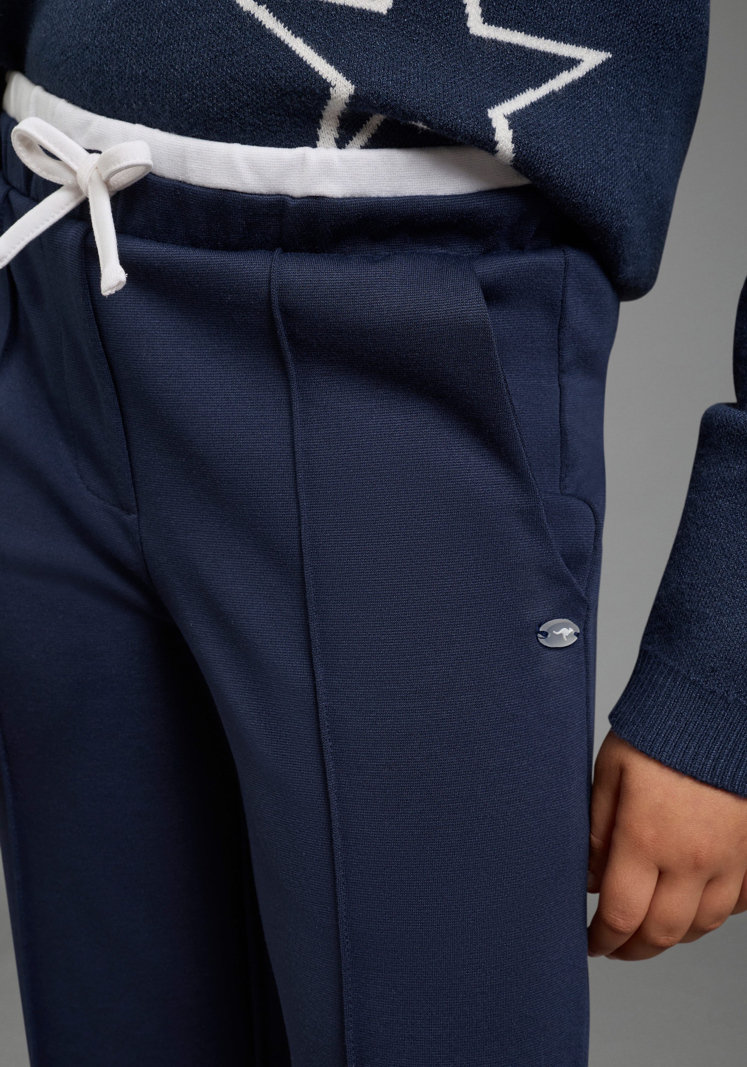 KangaROOS Stoffhose Hose mit Deko-Bund gerade Beinform, mit normaler Leibhöhe, mit Logostickerei