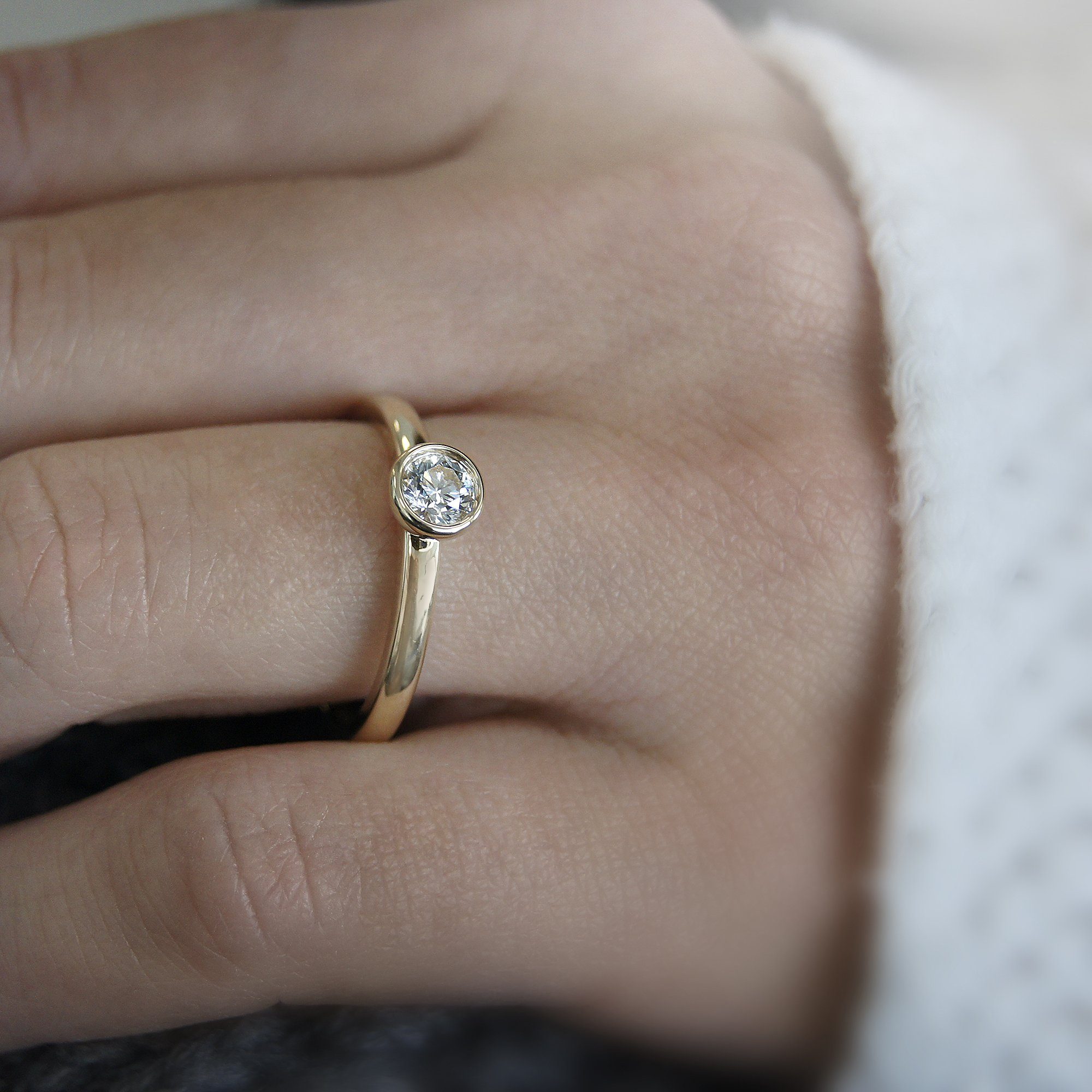 ONE ELEMENT Diamantring 0.15 ct Diamant Brillant Zarge Ring aus 585 Gelbgold, Modern & klar – ein Stück für zeitlose Looks