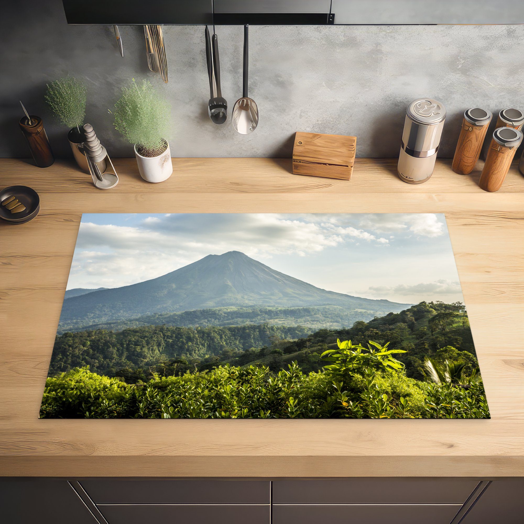 für MuchoWow Vinyl, Arenal Vulkan in den Induktionskochfeld Costa Rica, Herdblende-/Abdeckplatte auf (1 cm, 81x52 Landschaft küche, mit tlg), Blick Schutz Ceranfeldabdeckung die