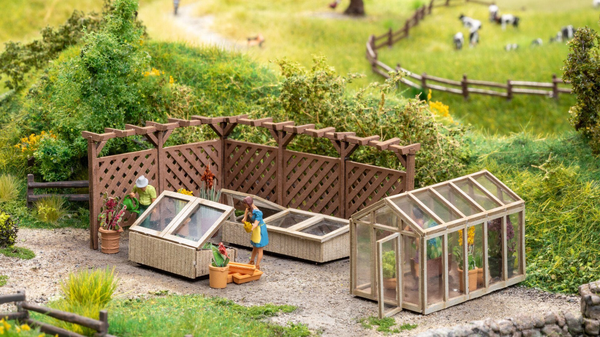 Modelleisenbahn-Gebäude Laser-Cut Deko-Set „Im Garten“, Gartenmodelle mit