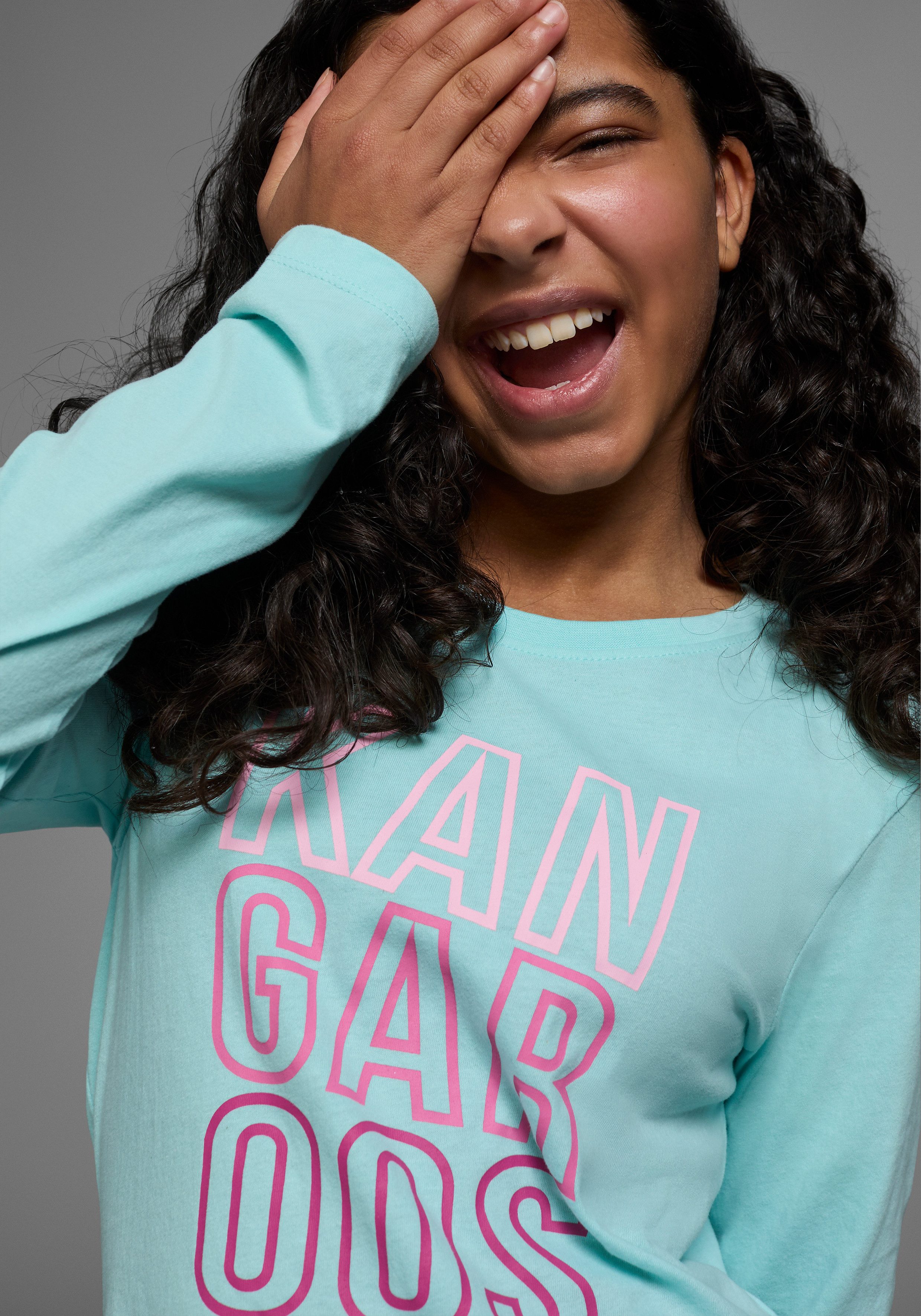 KangaROOS Langarmshirt Langarm, taillierter Schnitt, mit Logodruck, Rundhalsausschnitt