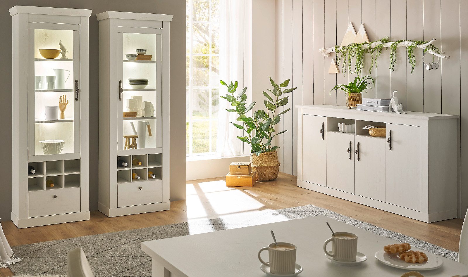 Furn.Design Esszimmer-Set Fiastra, (in Pinie weiß Landhaus, 3-teilig), Metallgriffe und Soft-Close-Funktion