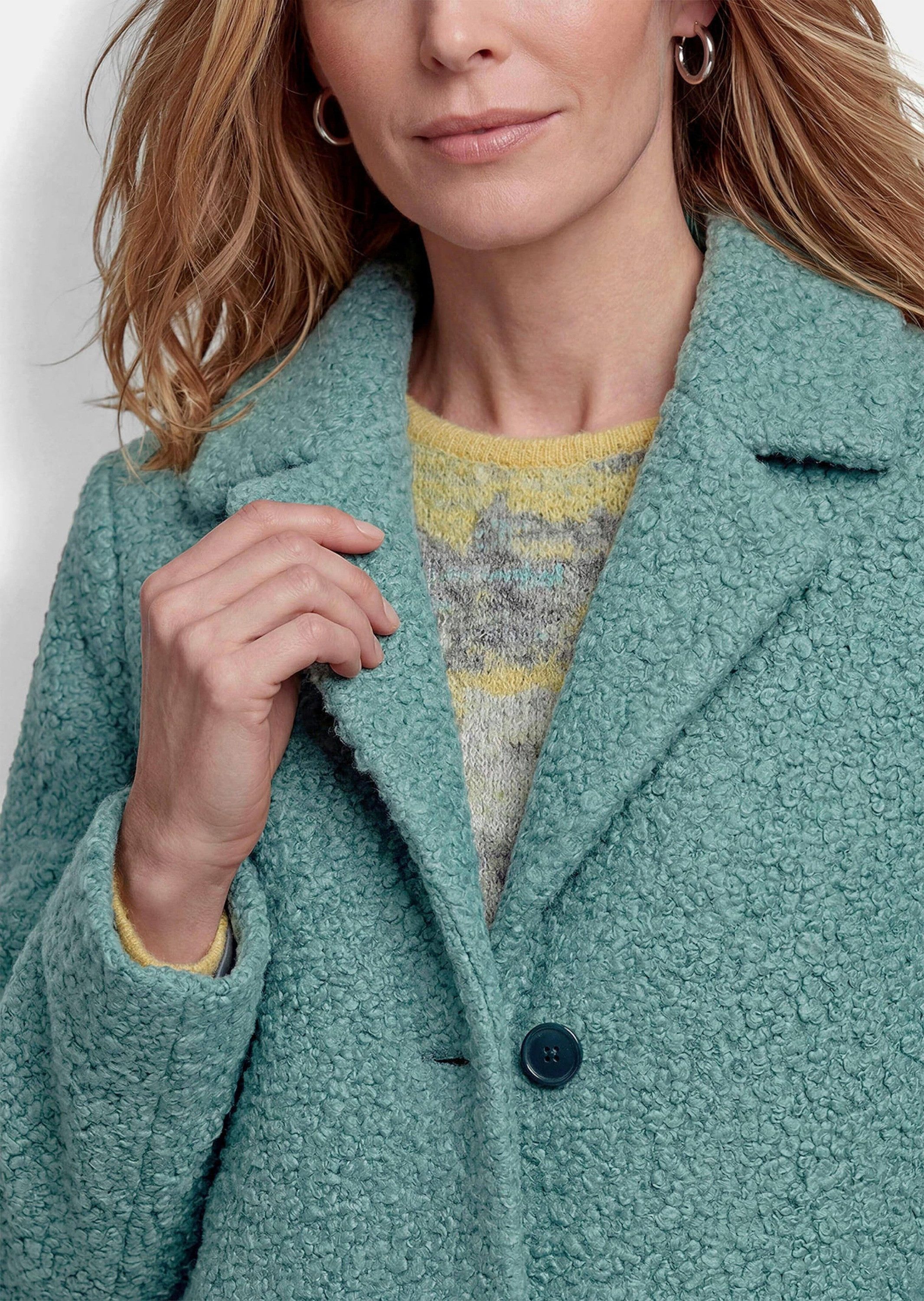 GOLDNER Jerseyblazer Kurzgröße: Gerader Bouclé-Mantel mit Reverskragen Leicht gefüttertes Modell mit Knopfleiste und Eingriffstaschen – Bild 5 von 5