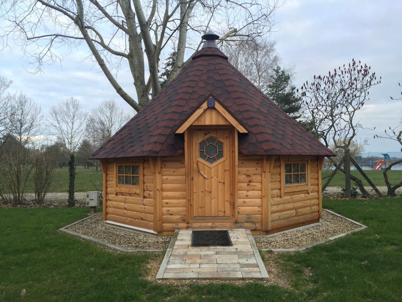 Finn Art Blockhaus Grillkota Grillpavillon 8-eckig Deluxe 17 max. 21 Personen, BxT: 460x460 cm, Schindeln rot, mit Grillanlage